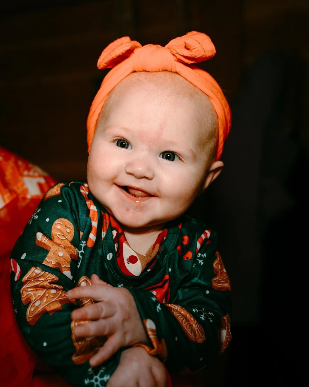 Plaatjes van een jaar geleden. Bizar hoe snel de tijd gaat. Deze meiden zijn zo gegroeid, en dat besef kwam pas toen ik deze foto’s weer even erbij pakte.
Zo kostbaar om herinneringen op beeld te hebben 🤎✨
Binnenkort mag ik weer zulke momenten vastleggen tijdens de kerst minishoots. Kleine, warme sessies vol gezelligheid en betekenis. 🎄