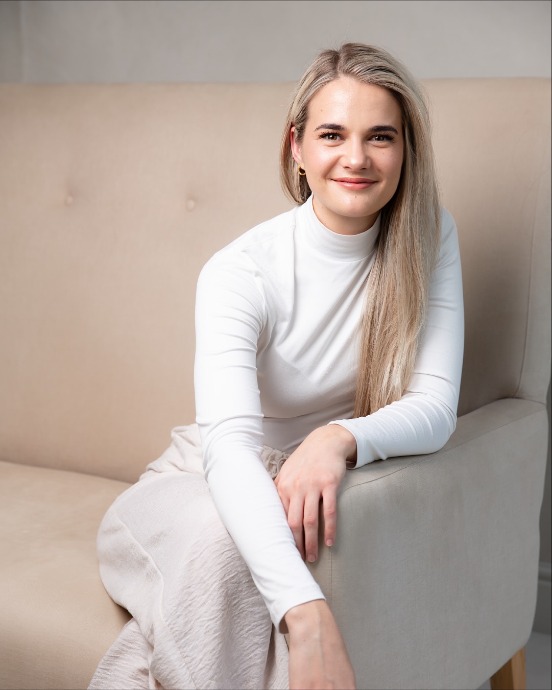 Meet the Humans of Lyftaal ✨
Say hello to @ateltruter!
She’s one of our qualified somatologists, with a gift for making every treatment feel like pure care.
When we asked Atél what she loves most about Lyftaal, she said:
“Dis moeilik om net één ding by Lyftaal uit te sonder, want alles hier is so uniek en besonders. Maar as ek twee dinge moet noem, sal dit dié wees:
🌿 Die kwaliteit van Lyftaal – van die oomblik wat jy instap tot jy weer uitstap, is dit ’n besonderse ervaring met uitsonderlike diens. Ons gebruik produkte van die hoogste gehalte, en terapeute wat regtig omgee en hul kliënte met sorg behandel.
🌿 Lyftaal voel soos ’n tuiste. Dis nie net my veilige ruimte as terapeut nie, maar ook vir elke persoon wat hier instap.”
We couldn’t have said it better, Atél – you capture the heart of Lyftaal beautifully 🤍
#HumansOfLyftaal #Lyftaal #Paarl