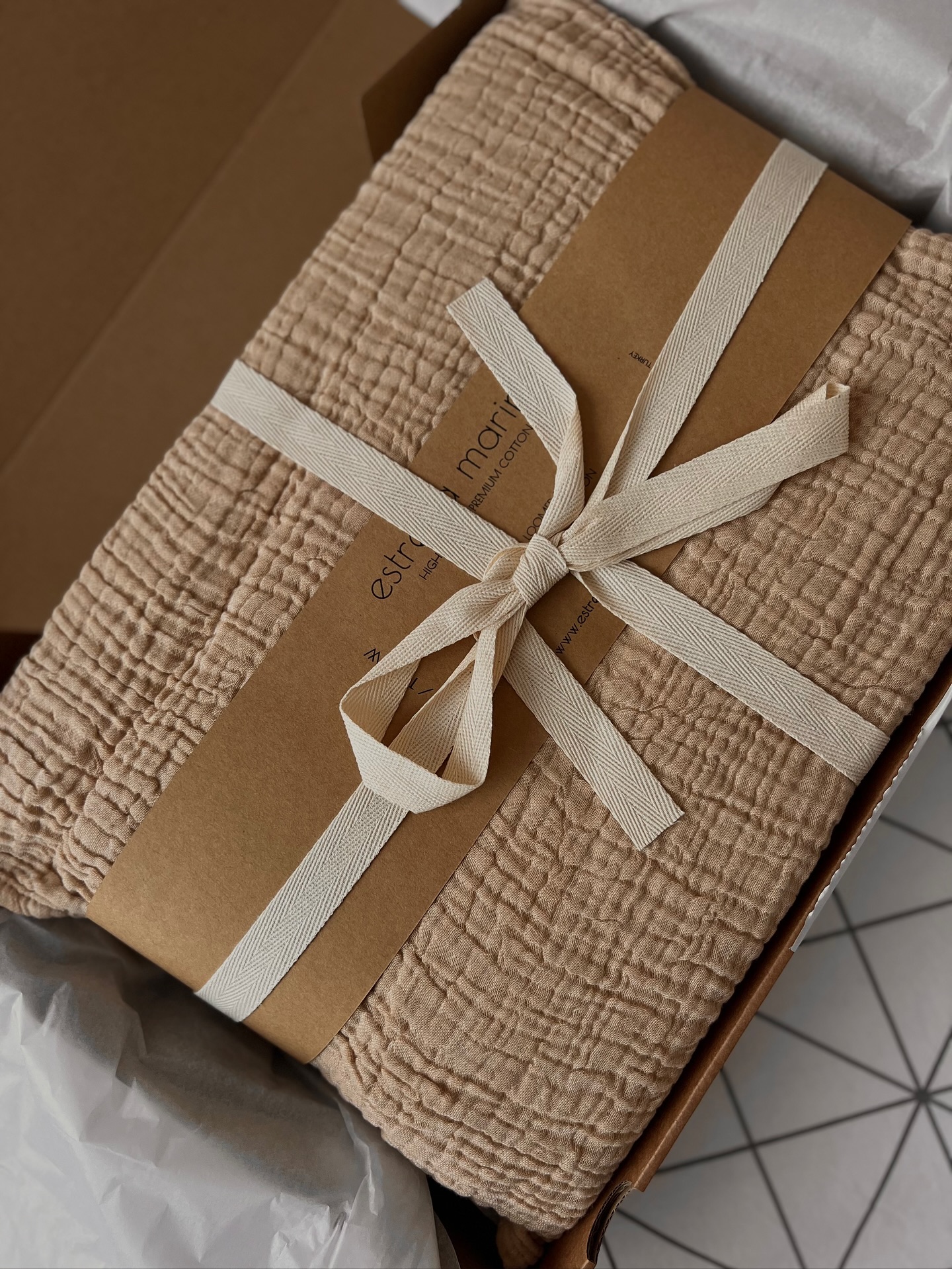 🌿 Муселиново одеяло от Estrella Marina – лекотата на уюта
Понякога най-ценното усещане е това на простата мекота.
Муселиновото одеяло от Estrella Marina е създадено именно за тези моменти – когато искаш да се отпуснеш, да забавиш темпото и да позволиш на тялото и ума да си починат.
Изработено от висококачествен естествен муселин, то е:
☁️ Леко като въздишка – диша, не запарва и прегръща с мекота.
🌸 Нежно към кожата – идеално за деца и хора с чувствителна кожа.
🔥 Подходящо за всеки сезон – топли вечери през лятото и уютни моменти през зимата.
🏡 Многофункционално – перфектно за спалнята, дивана или като леко покривало в детската стая.
🧺 Практично и устойчиво – пере се лесно, съхне бързо и запазва формата си.
Това не е просто одеяло.
Това е момент на покой. Естествена топлина. Мекота, която остава.
💫 Открий муселиновото одеяло от Estrella Marina и позволи на уюта да стане част от всеки твой ден.
👉 www.estrellamarina.bg
#estrellamarina #муселиновоодеяло #уютвкъщи #домсдуша #естественакомфорт #комфортивкус #мекакактомечта #бавноживеене #летенуют #домашентекстил #българскибранда #естественалекота #одеялосдуша #уютнавсекидневието #звездноморе