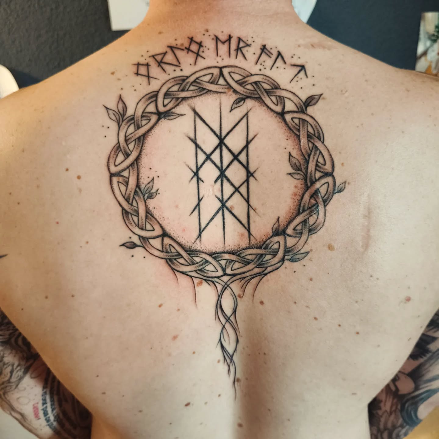 ✨ Schicksalsnetz ✨
Diese Woche durfte ich dieses symbolische Tattoo für eine wundervolle Seele verewigen ✨
Es repräsentiert ein keltisches Schicksalsnetz 🍀✨
Danke dir vielmals für dein Vertrauen und die 2 tollen Sessions! 🙏🏼✨
✨ Encre d'Or ✨