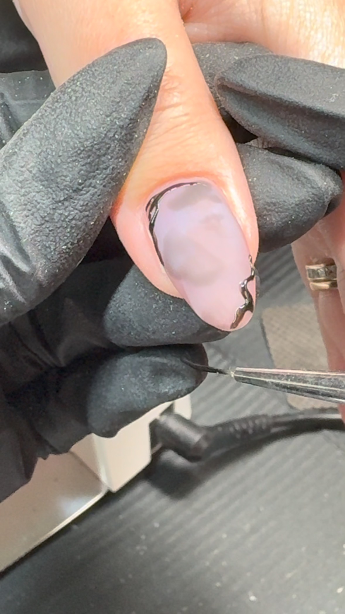 3d isolated chrome tutorial
Products used:
@gaoy_official_ powder resist matte topcoat
@functionofvex fine print 3d non wipe art gel
Mystery chrome
@kokoistusa ultra glossy non wipe topcoat