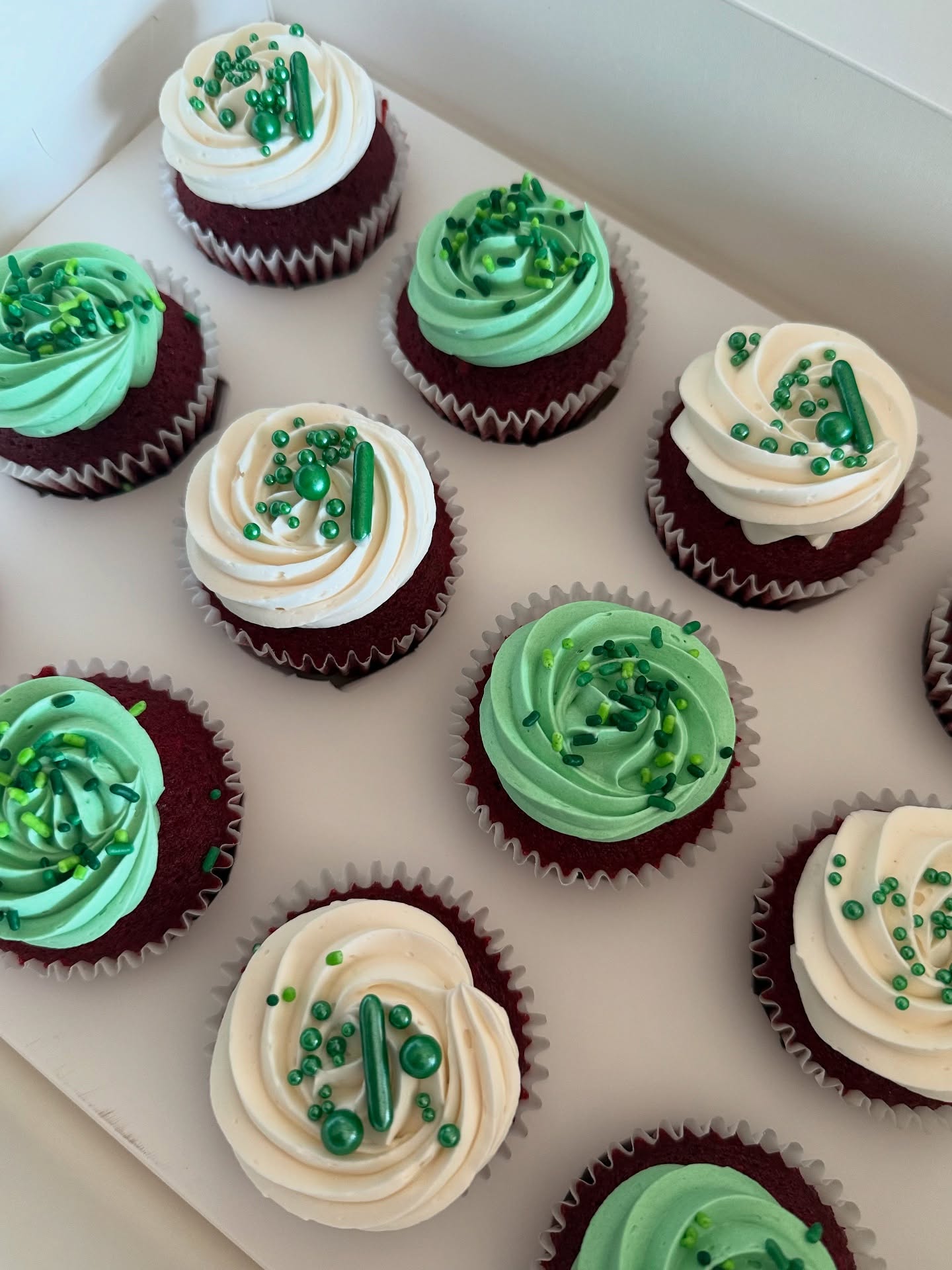 Our themed cupcakes for Djs First down!
Itโs a Party - Supreme package
8โ cake Vanilla w/ Oreo filling
4 dozen chocolate treats
12 cupcakes
12 royal icing cookies
Custom Cake topper
#cookiesofinstagram #cookies #fourcornersflorida #davenportflorida #catering #orlandowedding #bookme #clermontflorida #wintergarden #kissimmee #lakeland #shopsmallsupportlocal #vacationhomeorlando #cakepops #tresleche #viral #fyp #sweettreatsbykaitandkay #disneyworld #carribeanbeachresort #disneyhotels #celebrationflorida #championsgateflorida #contemporaryresort #artofanmationresort #magickingdom #firstbirthday #firstbirthdaycake #smashcake