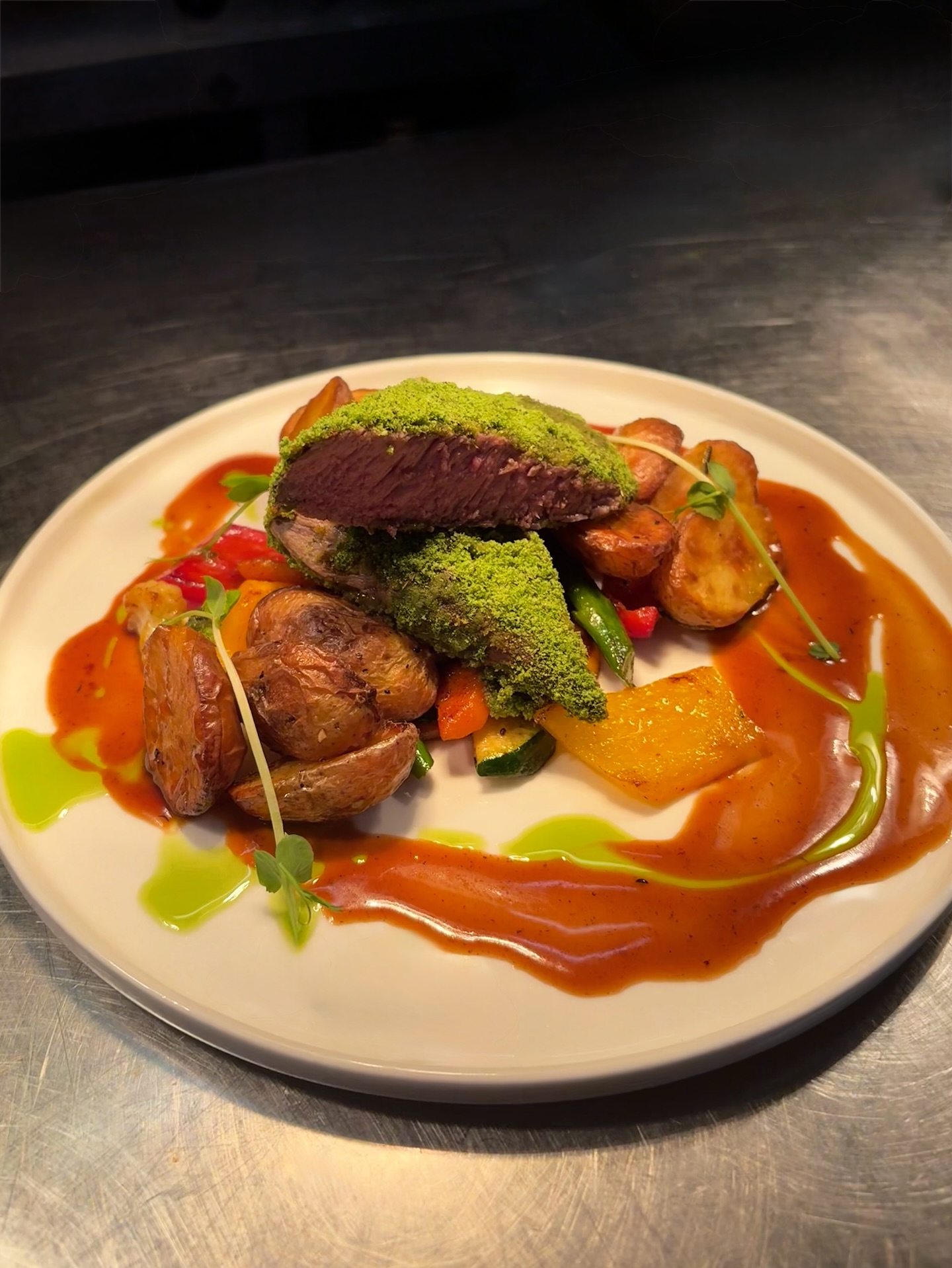 Zarter Lammrücken, grün ummantelt und mit allem, was dazu gehört – Rosmarinkartoffeln, Grillgemüse & feine Lammsauce. ✨ Klassikerstatus garantiert. 🌿
#lammrücken #finefood #genussmomente #wertheimgenießt #lammgerichte #wertheim #bestenheiderstuben