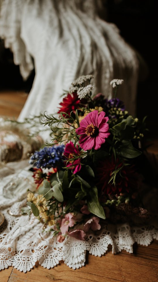 A draped dress + a pool of light 👌🏼
@orchardgardenflowers
@eastfieldsfarmbarns
@hannah_headwear