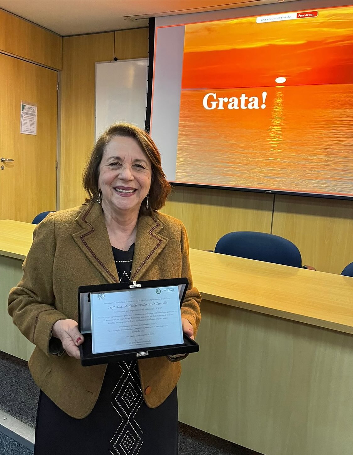 É com muita alegria que a Clínica São Germano compartilha a homenagem que a nossa oncologista Marineide Carvalho recebeu hoje na Santa Casa de Misericórdia de São Paulo.
A Dra. Marineide foi a médica homenageada pelo Departamento de Medicina do hospital em 2025, sendo reconhecida pelos excelentes serviços prestados ao longo de sua trajetória na assistência e ensino da Oncologia Clinica na Santa Casa de São Paulo.
Num auditório lotado de colegas, alunos e amigos, nossa oncologista contou um pouco da sua história dentro da instituição e, ao final, recebeu a placa de homenagem das mãos do Prof. Dr. João Salles, diretor do Departamento de Medicina.
Os amigos da Clínica São Germano estiveram presentes prestigiando a Dra. Marineide. Parabéns para ela pelo merecido reconhecimento!
#santacasadesp #oncologia