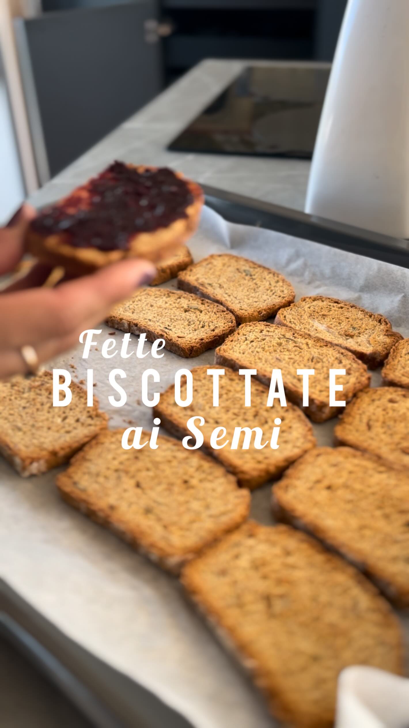 🌾 Fette biscottate ai semi misti – fatte in casa, con amore 🕊️
Oggi vi lascio una ricetta che profuma di colazioni lente e buone abitudini: le fette biscottate ai semi misti 💛
Croccanti, dorate e ricche di gusto… ma con una piccola magia: se vi fermate prima dell’ultima cottura, avrete un pan bauletto morbidissimo, perfetto per toast e sandwich!
{Prima mi raccomando seguimi qui 👉 @valigiainfarinata per non perderti nemmeno una ricetta}
✨ Ingredienti:
160 g farina manitoba
280 g farina tipo 2
50 g semi misti
220 g latte (vaccino o vegetale)
1 bustina lievito secco in granuli
10 g olio di cocco
10 g olio di semi
10 g zucchero di canna
1 cucchiaio sciroppo d’acero
20 g acqua
🥣 Procedimento:
1️⃣ Mescolate latte e lievito, poi unite farine, oli, zucchero e sciroppo d’acero.
2️⃣ Impastate bene, aggiungete i semi e un po’ d’acqua se serve per ammorbidire.
3️⃣ Formate un panetto e lasciate lievitare per 3 ore.
4️⃣ Stendete, arrotolate e trasferite in uno stampo da plum-cake con carta forno. Fate lievitare ancora 1-2 ore.
5️⃣ Spennellate con latte e cuocete a 180°C per 30 minuti.
A questo punto potete scegliere il vostro finale 😍
👉 Fermatevi qui e avrete un pan bauletto soffice e profumato.
👉 Oppure tagliate a fette, disponetele su una teglia e fatele biscottare a 180°C per 15-20 min, fino a doratura.
✨ Perfette con marmellata, miele, frutta fresca o creme di nocciole o mandorle 100%.
Le mie colazioni non sono mai state così buone 💫
#colazionefattaincasa #fettebiscottate #panbauletto #ricettefacili #homemade #colazionesana #ricetteadistagiοne #semimisti #valigiainfarinata #trapentoleevaligie #ricettepercolazione #fattoincasa #mangisanο #colazionebio