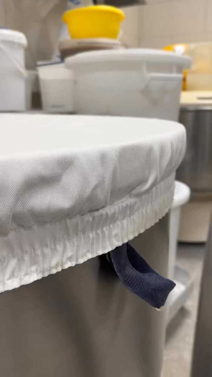 Unsere Kesselabdeckungen machen den Unterschied:
✔️ Passgenau & atmungsaktiv
🧼 Waschbar & hygienisch
🥖 Teig trocknet nicht aus, keine Verhautung
♻️ Sauber arbeiten – ganz ohne Einwegmüll
So bleibt dein Prozess effizient, nachhaltig und zuverlässig.
Alle Infos gibt’s im Link – einfach klicken und mehr erfahren.
💻 www.cleanbake.de