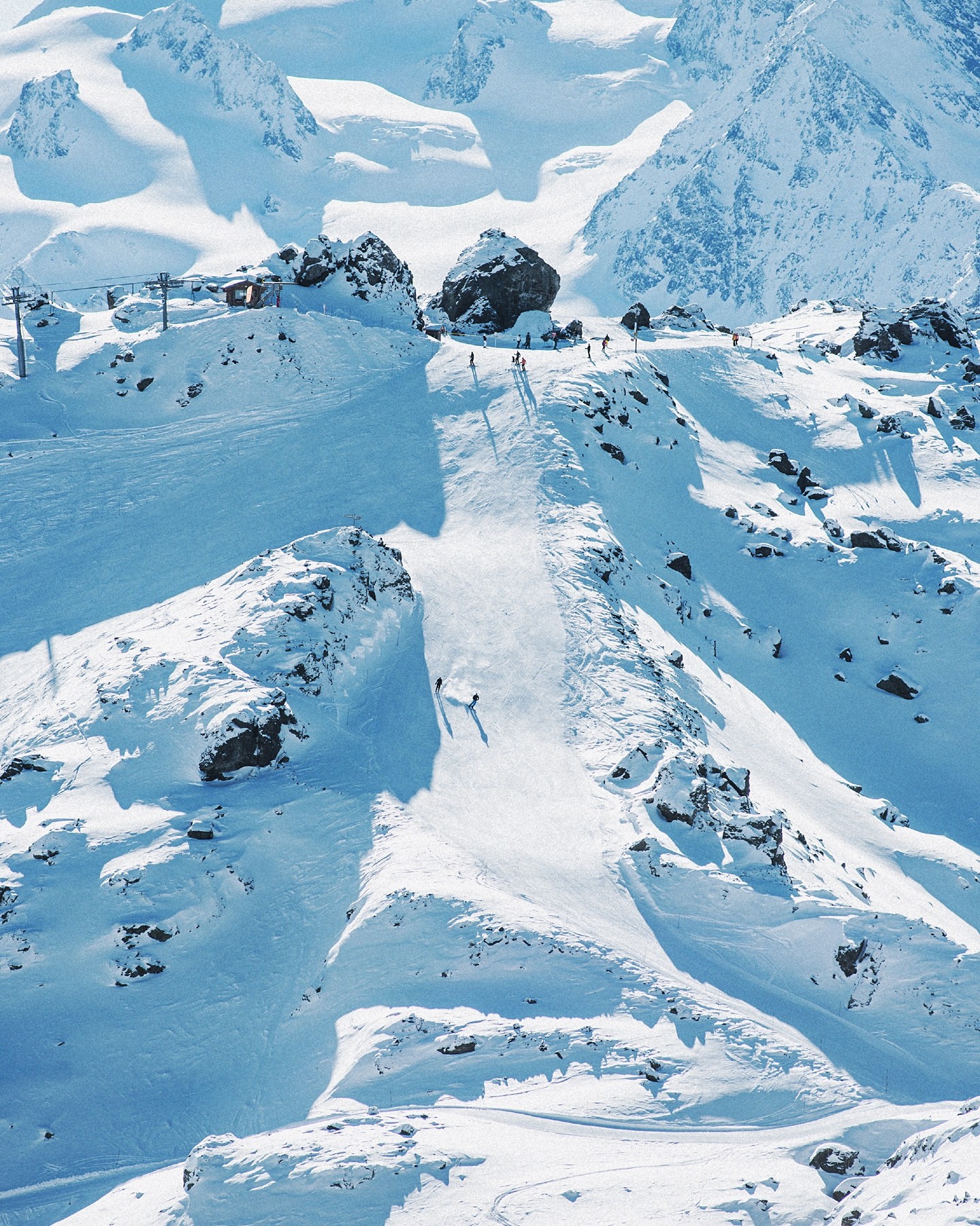 Most of us spend 7+ hours a day in front of screens.
But we trust what we can touch, see, and feel.
That’s the secret of out-of-home.
Especially in places that already feel real and alive.
In the Alps, your message isn’t one of thousands.
It’s one of a few.
And that scarcity creates value.
That’s why brands here don’t just gain reach.
They gain credibility.