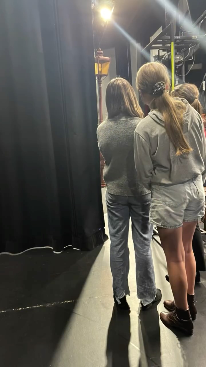 Für Ole (7a), Jamiro (7b), Elena (7b), Julian (7c), Emy (6a) und Divina (5a) hieß es zu Beginn der Herbstferien Opernpremiere auf der großen Bühne des Theaters Plauen-Zwickau. Die sechs sind Teil eines Projekt-Kinderchores der Opernproduktion “La Bohème” von Giacomo Puccini. Nachdem seit Februar zunächst Melodien und italienischer Text gelernt wurden, folgten die szenischen Proben auf der Theaterbühne.
Herzlichen Großen und toi toi toi sowie herzliche Einladung zu den weiteren Vorstellungen!
Frau Schaaf
#laboheme #kinderchor #theater