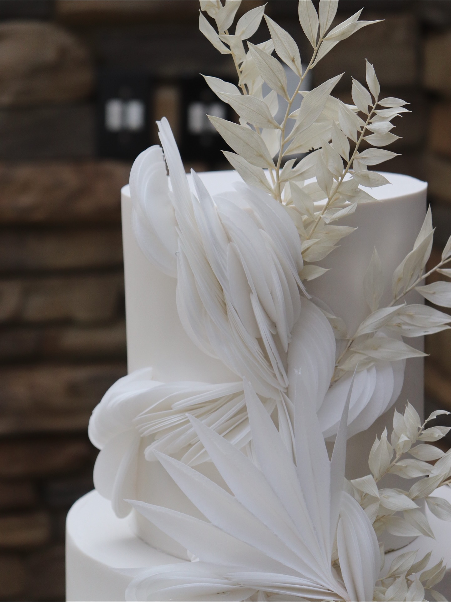 A little throwback to this soft, floaty dream of a cake 🤍✨ Wafer paper magic and white-on-white elegance — because timeless never goes out of style