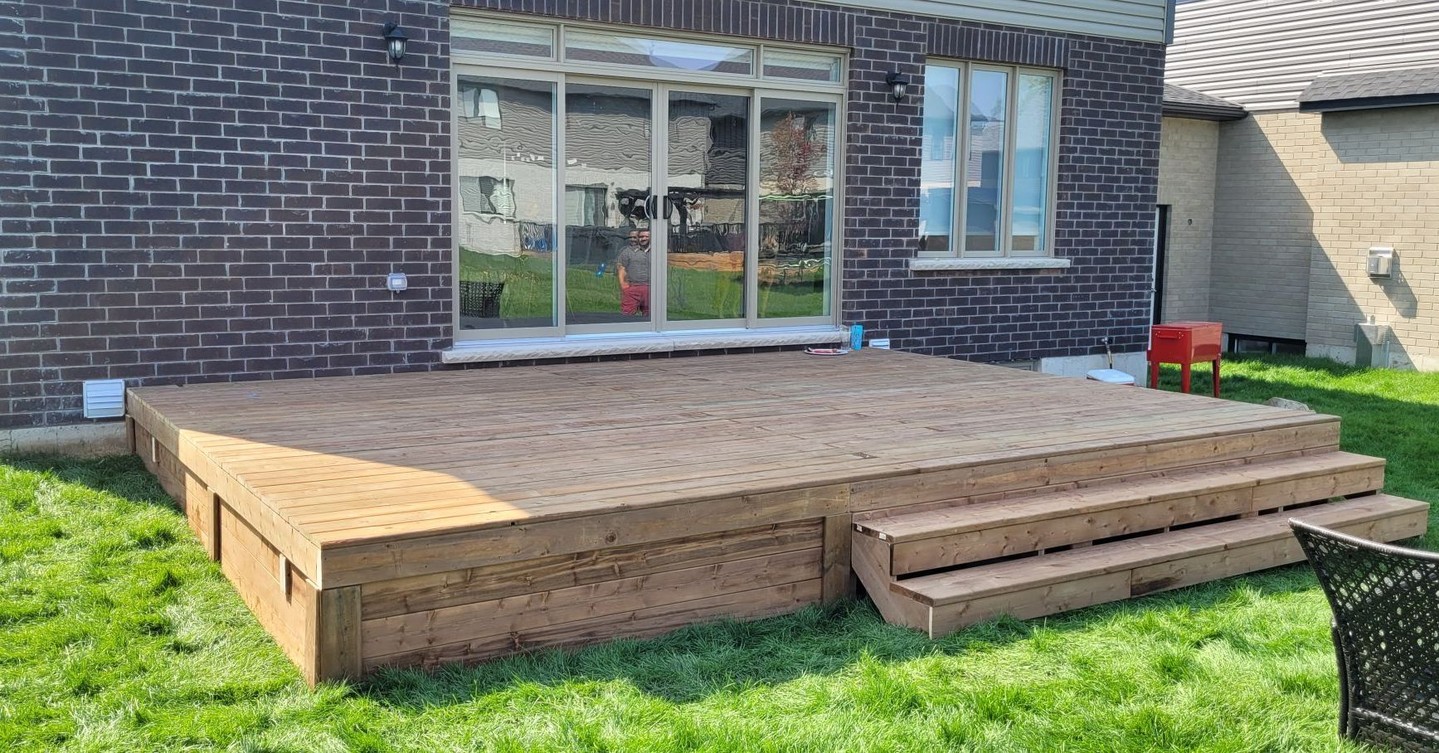 No railings. No fluff. Just clean lines and an open setup.
This deck sits right on the lawn - built for easy access, summer hosting, and whatever else your backyard throws at it 🌞🍔
