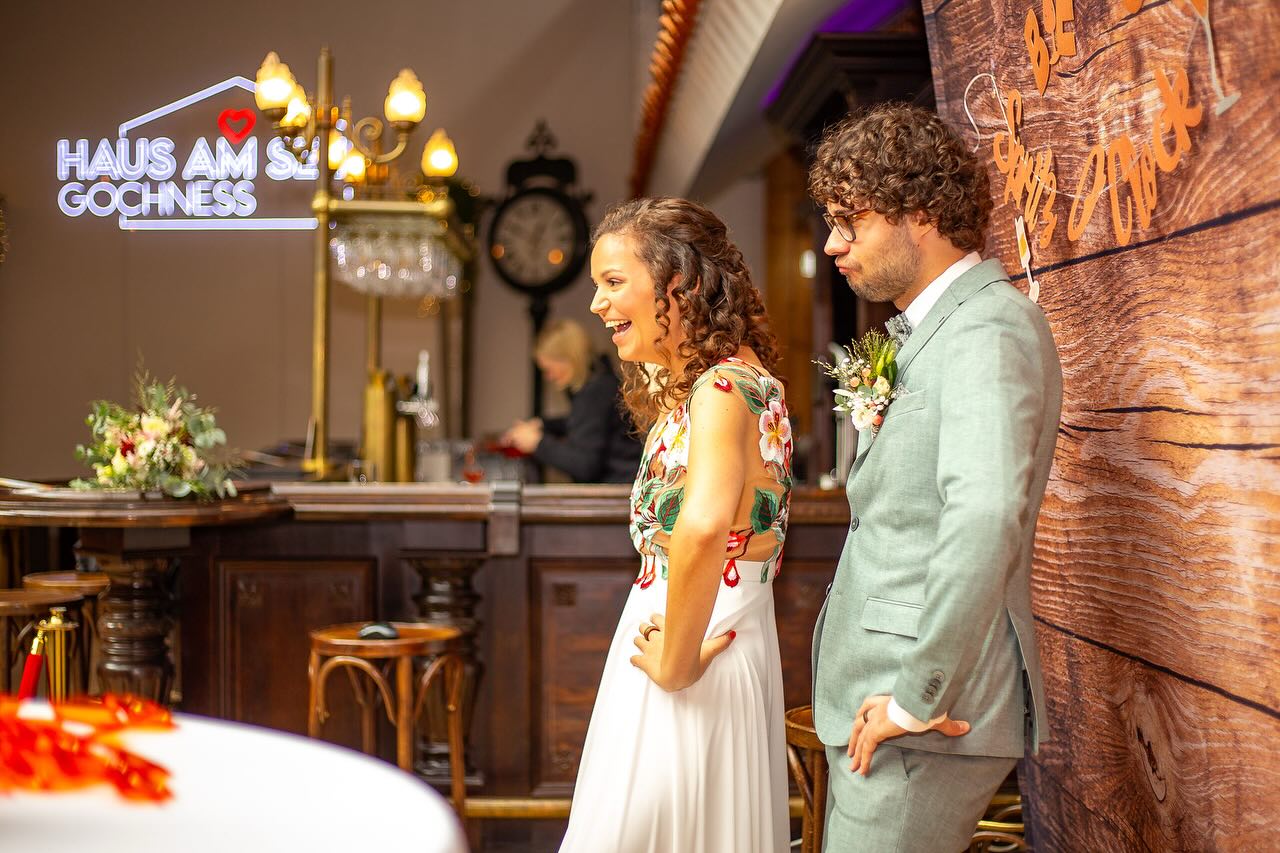 Ein kurzer Stopp am Zauberspiegel und schon entstehen die besten Erinnerungen des Abends. 🎞️
📸: @kunesart
#HausamSeeGochNess #Hochzeitslocation #Zauberspiegel #Fotobox