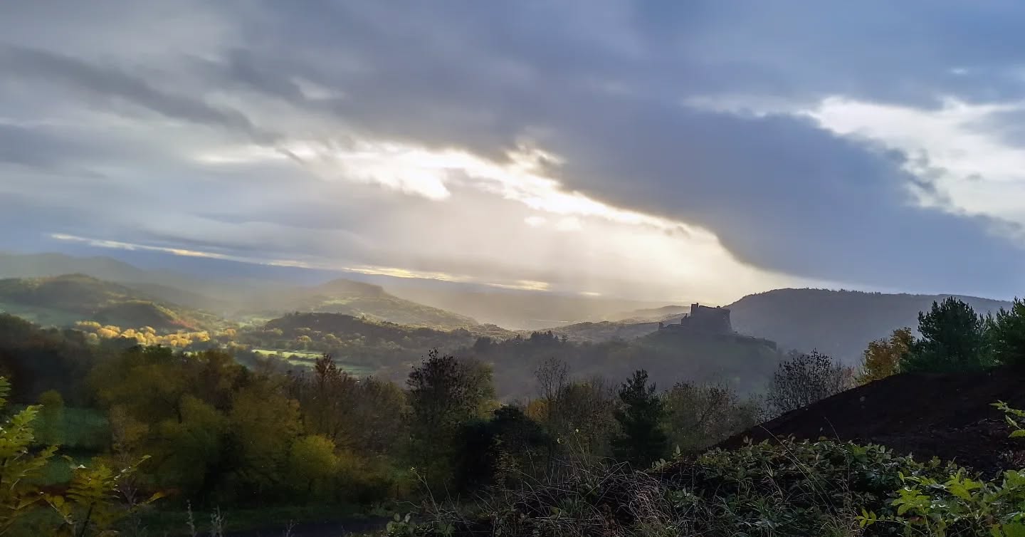 ONCE UPON A TIME...
#photooftheday #instantmagique #aura_focus_on #autumnmood🍂 #paysagemagnifique #photopaysage #instaphoto #sancy #chateau #igersauvergne