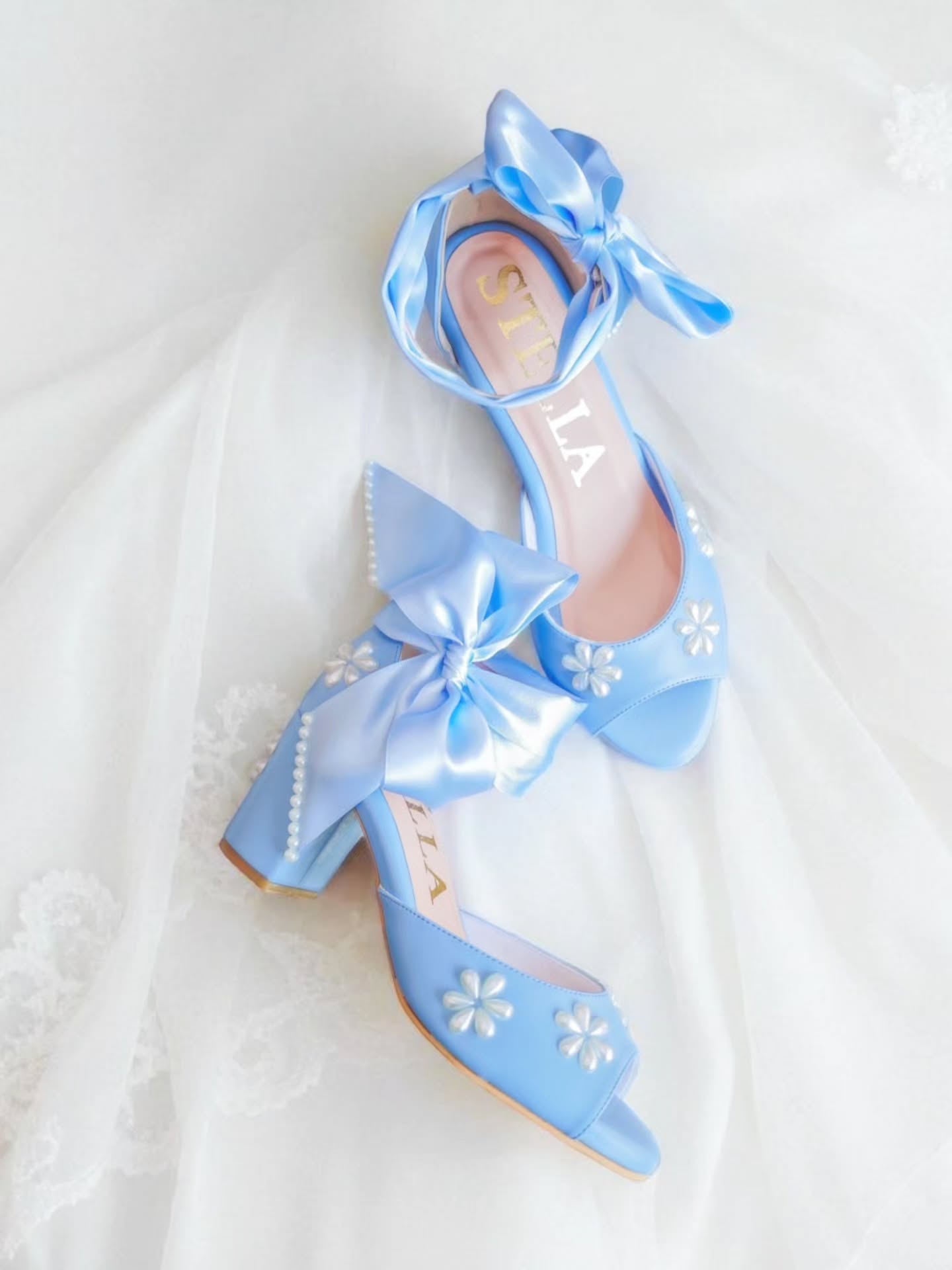 ✨ El “Something Blue” de tus sueños ✨
Nuestros nuevos zapatos de novia combinan comodidad absoluta con un toque romántico y delicado. 💙
Hechos artesanalmente con plantillas acolchonadas y memory foam, te acompañarán toda la boda sin que tus pies sufran. 🕊️
El detalle de moños satinados y flores nacaradas los hace perfectos para novias que aman lo clásico, pero con un giro moderno y femenino. 🌸
💬 Cuéntanos, ¿te atreverías a usar un toque azul en tu look de novia?
#ZapatosDeNovia #StellaShoes #BrideToBe #SomethingBlue #NoviasMéxico #ComodidadYEstilo
