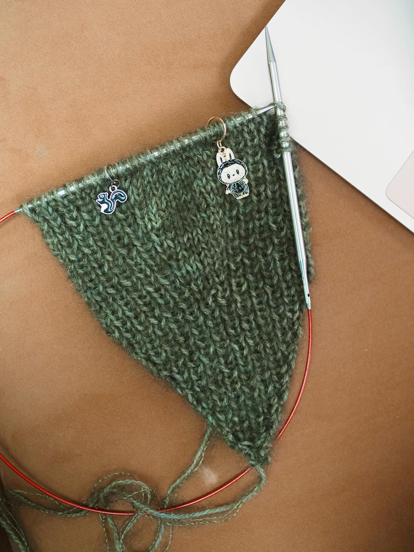 J’ai très envie d’une capuche écharpe. Mais j’ai mis un peu de temps avant de savoir comment m’y prendre pour lui donner la forme dont j’avais envie. 🦦 Et je suis bien contente d’avoir pris le temps de poser mes idées cet automne et de voir que ça marche.
Et ces deux anneaux marqueurs, ils ne sont pas trop trop mignons ?!?? 🐾
2 fils Silk Mohair et 1 fil de Alpaca 2 de @isageryarn chez @lalainerie
Anneau Labubu @hellokim_
.
.
#atelieremilie #ateliermiliedesigns
#knitting #knitweardesigner #mohairaddict
#tricotété #summerknitting
#tricot #strikk tricot #jeportecequejetricote
#ninabyae #ninabyae