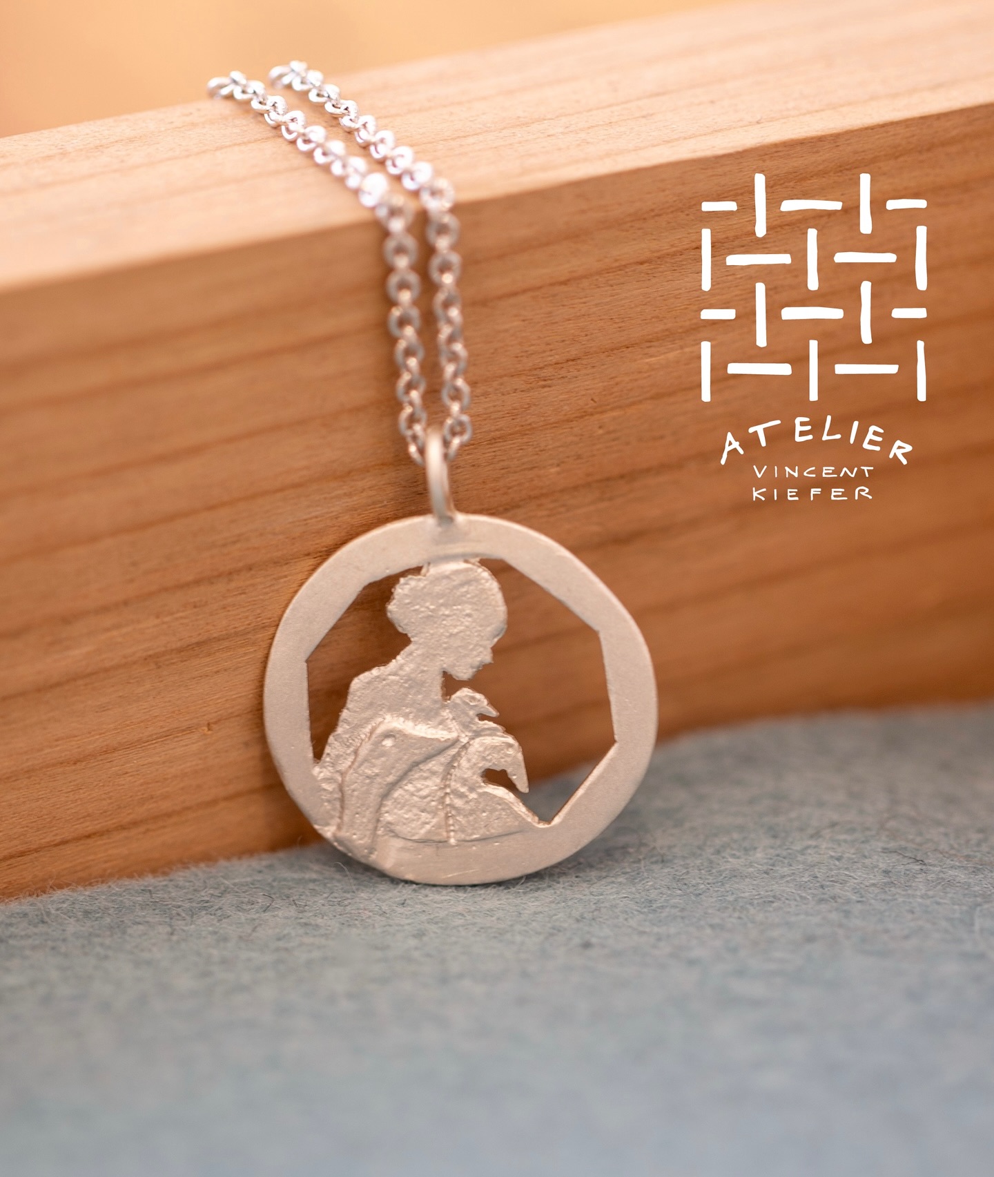 Ganz neu für Euch!
- Das Gänseliesel -
Unweit von meinem Atelier entfernt, mitten im Zentrum von Göttingen.
Als handgemachter Anhänger nun hier bei mir im Atelier oder online erhältlich!