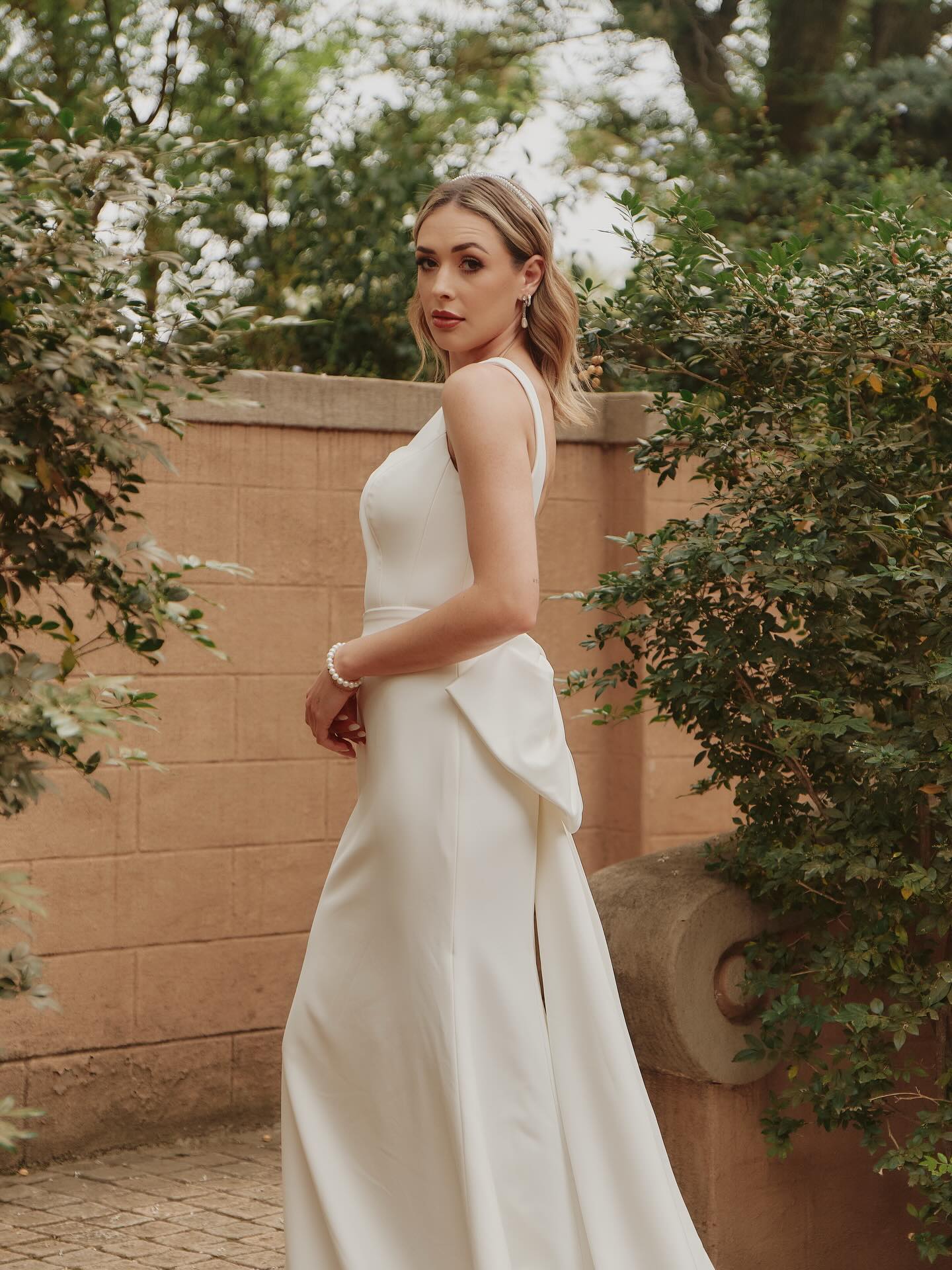 A bow that speaks volumes. Effortless grace designed for the modern bride.🤍
#couturesimplicity #modernbride #bridalcouture