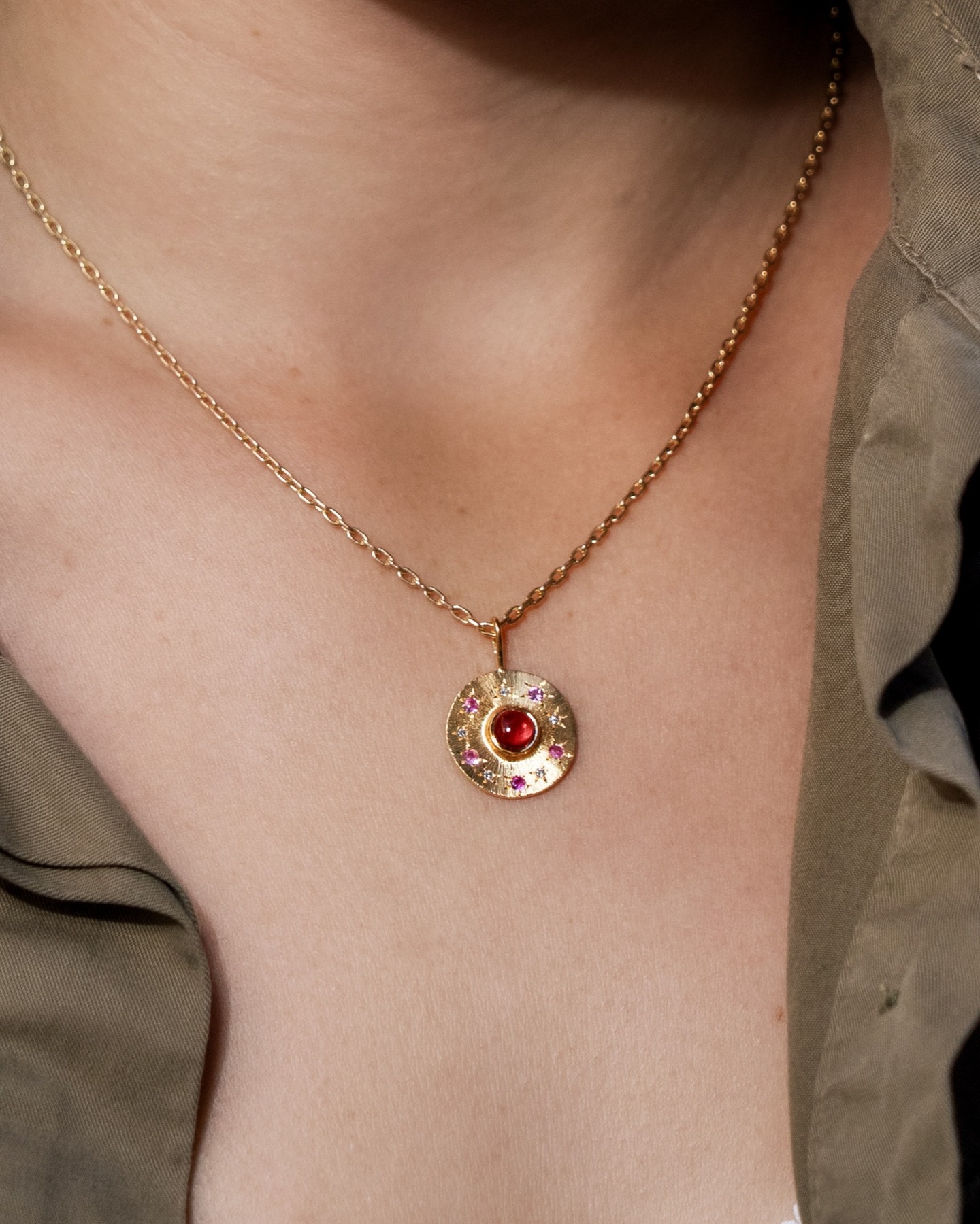 A delicate statement of color and craft ✨
Handcrafted in gold, this pendant glows with a radiant pink tourmaline center, surrounded by scattered pink sapphires and sparkling diamonds — a true celebration of feminine elegance and artisanal beauty. 💗
#GoldJewelry #PinkTourmaline #FineJewelry #HandcraftedJewelry #PinkSapphires #DiamondDetails #LuxuryDesign #JewelryArtistry #ElegantStyle #jewelry #goldjewelry #couturejewelry #highendjewelry #luxuryjewelry #goldpendant