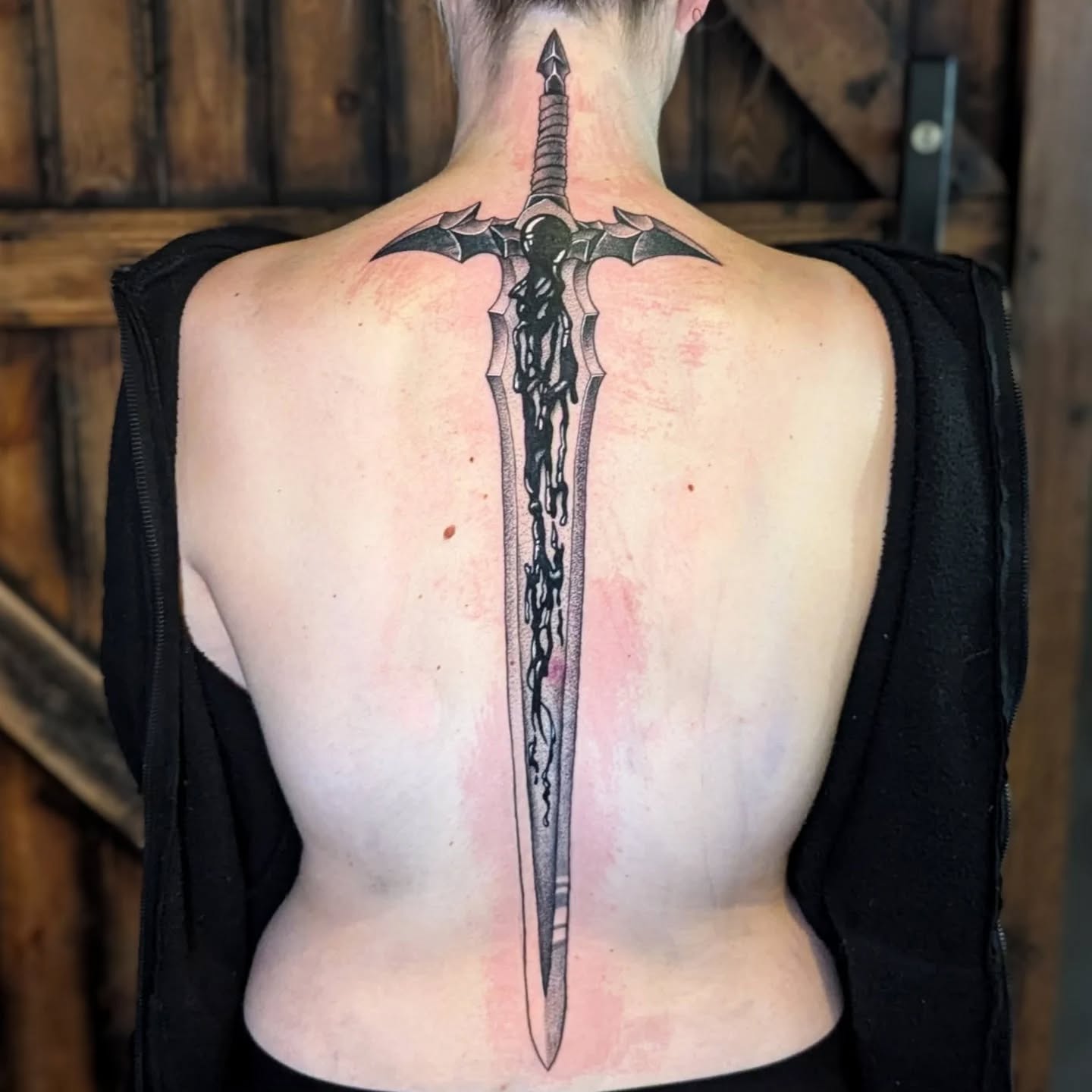 Who else loved Solo Leveling this much? 🗡️
------------------------------
#sololeveling #animetattoos #animeink #animetattoo #swordtattoo #spinetattoo #mangatattoo #sword #blackwork #coverup #coveruptattoo