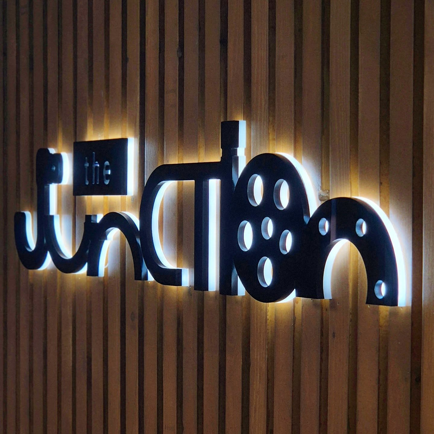 Some illuminated Block Acrylic fitted today for @thejunctionwf4
Block acrylic always looks impressive especially when mounted on slat wall. A great addition to any workspace.
#illuminated #blockacrylic #illuminatedsigns #illuminatedletters #illuminatedlogo #acrylic #3dsigns #builtupsignage #builtupletters #thejunction #wakefield #signs #signage #signfitters #turnersignsltd #familybusiness