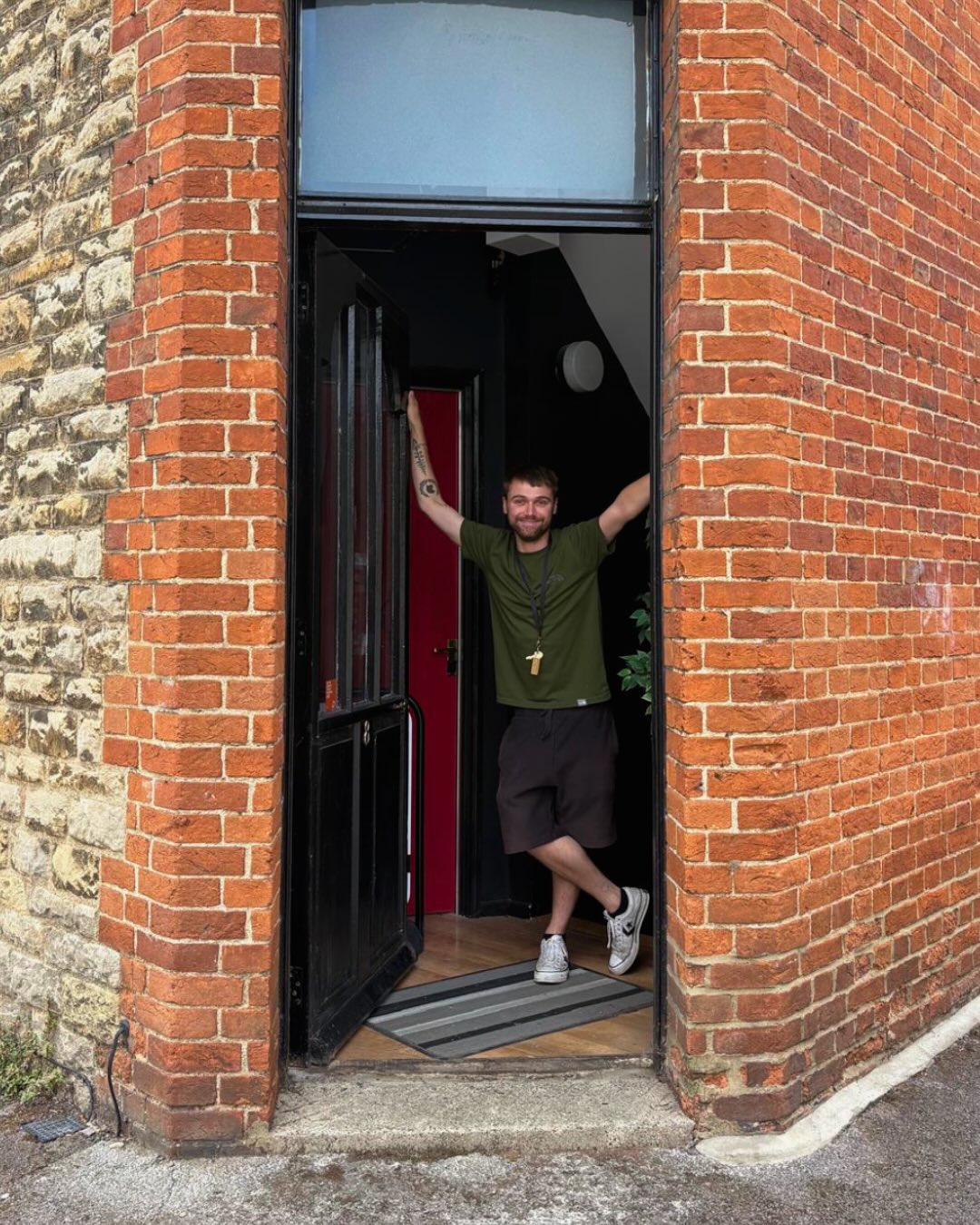 ā”ļøā”ļøā”ļø Swipe with me on the Thames Street Barbers renovationā¦
Back in the beginning of August, I got the keys to 8 Thames Street, Eynsham. Presented with an absolute blank canvas of a space; I wanted to create a room that was bright and modern, with some characterful features that referenced the shopās theme of the river Thames.
With lots of support from some fantastic people around me who may feature in this post, we managed to succeed doing just that. Creating a barbershop thatās inviting and fun, while suiting the community it sits in.
- Dom
(George Clarke would be proud)