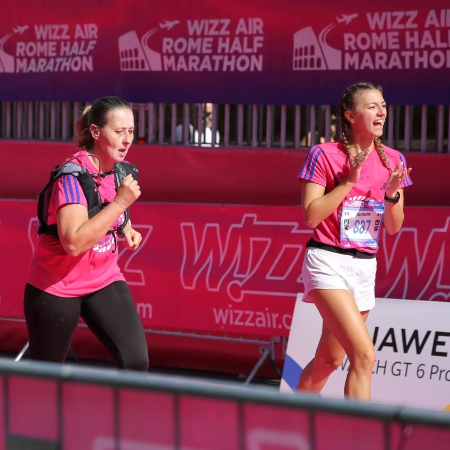 Plus vous donnez l'exemple et plus vous permettez aux autres d'y arriver. Avant hier, je n'avais pas envie qu'on me plaigne, qu'on me porte. J'avais besoin de vie, d'encouragement, de sourire. Alors un grand merci à @charline.hmlt qui après avoir couru en 1h31 est allée finir le semi-marathon avec ses sœurs et qui a mon dix neuvième kilomètres est venue me chercher et m'a motivé, encouragé à terminer dans les temps.
Alors vivez votre meilleure vie et vous donnerez envie aux autres de vivre la leur.
#semimarathon #defi #rome