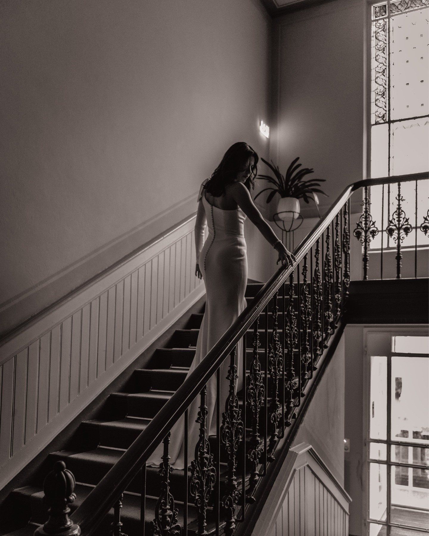 elegance meets romance 🤍 Eine ganz besondere und vorallem tiefgehende Liebesverbindung, welche ich fotografisch dokumentieren durfte. 💫
Diese Bilder lösen folgendes Gefühl in mir aus, welches ich den beiden auch 1:1 so weitergegeben hatte: ''Ich sehe Kinder, die zu Erwachsenen wurden. Ich sehe unendliche Liebe. Ich spüre die Freude in euren Herzen tanzen. Ich sehe eine Zukunft voller Glück. Ich sehe Kampfgeist. Ich sehe die Wurzeln zu eurem tiefsten Inneren.'' 🤍💫
Woraufhin die beiden meinten, dass ich dies wunderschön beschrieben habe und es die beiden auch irgendwie ausmacht. 💕
Ich finde es so schön, mit meiner Fotografie nicht nur zu begeistern, sondern wirklich zu berühren ✨ das ist meine pure Leidenschaft und besonders in diesem Jahr habe ich die Leidenschaft zur Hochzeitsfotografie entdeckt. Liebe ist mit das schönste, was man durch Fotografien sichtbar machen kann.
with love,
Natalie.
#weddingphotography #blackandwhite #treppenhaus #hochzeit #hochzeitsfotografie #hochzeitsinspo #inspiration #fotografie #brautpaarshooting #bridalcouple #bridalshoot