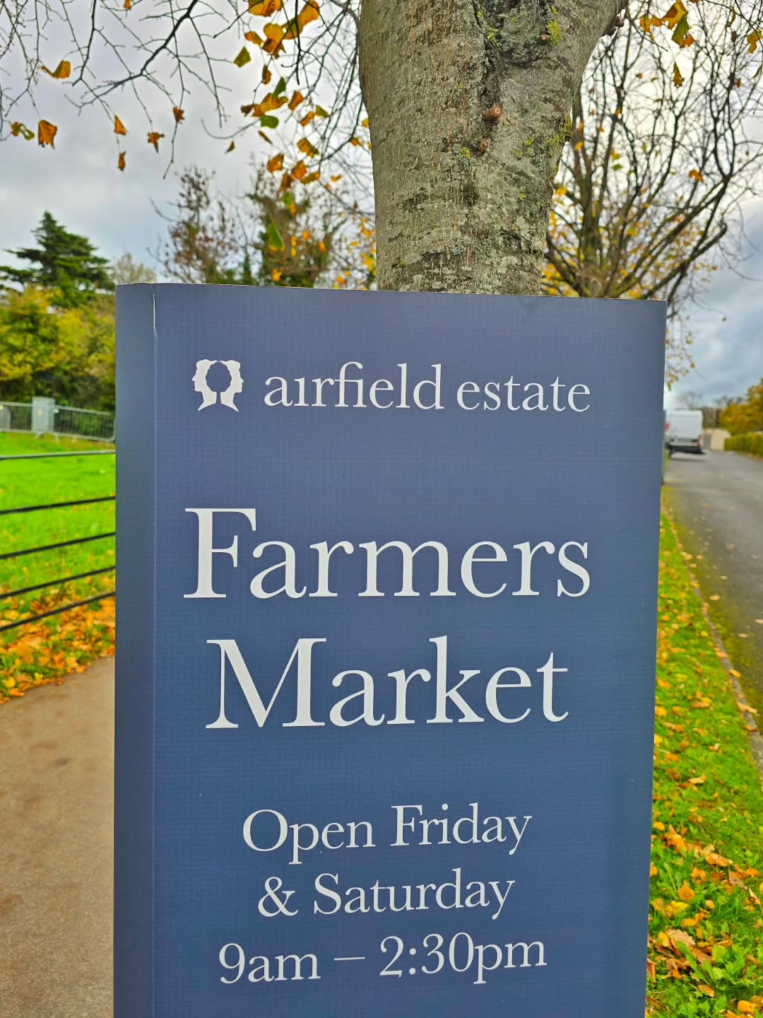 Beautiful day for the farmers market @airfieldestate 🍂🍁
We have gorgeous organic squash from @dermot.carey 🎃
#farmersmarket #halloween #market #friday 2
#weekend
