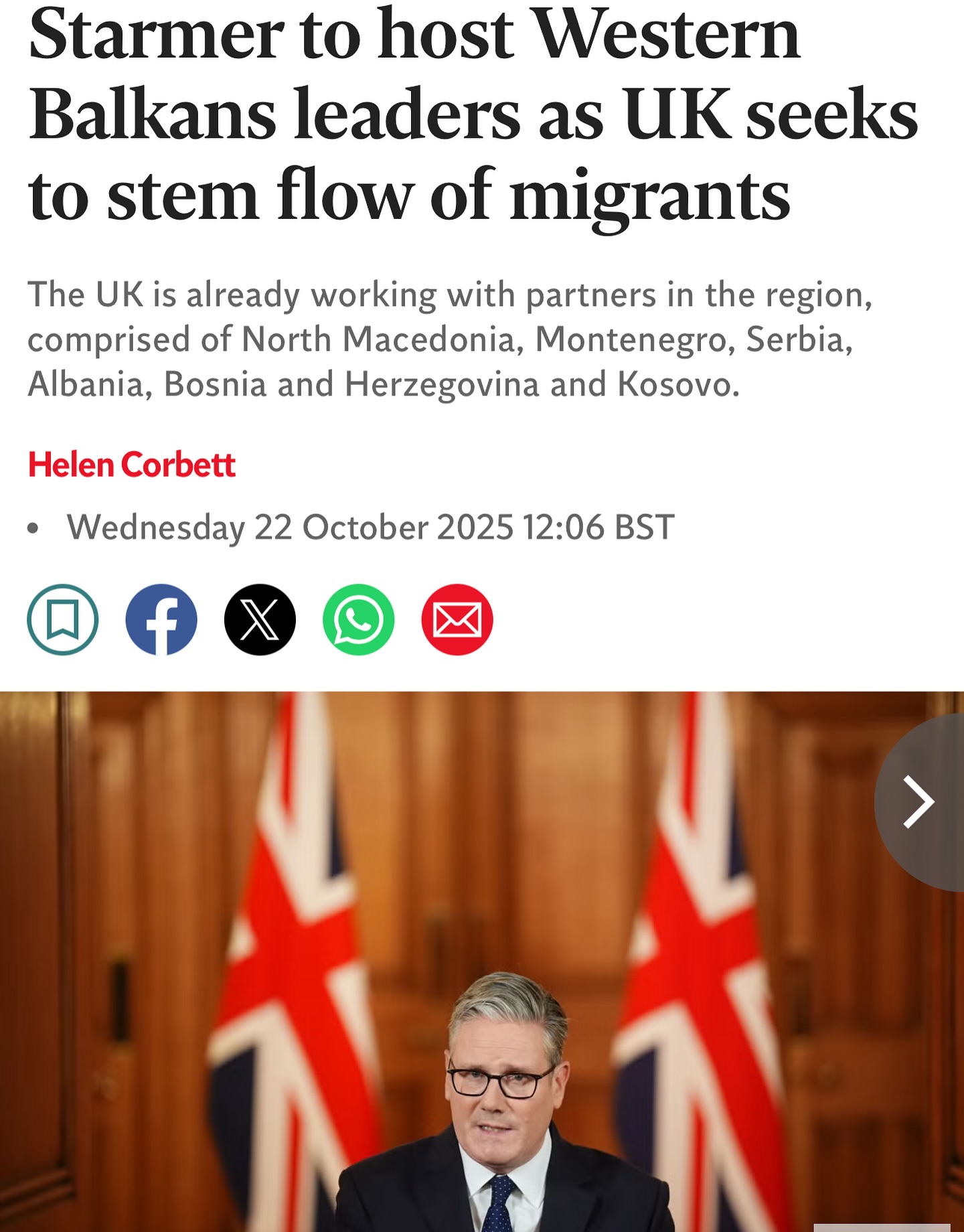RECAP I JAVËS: EMIGRACIONI NË FOKUS ne UK
Kjo javë në Britani është dominuar nga debati për emigracionin, me deklarata të forta nga të dy kryeministrat – Keir Starmer dhe Edi Rama.
Sipas BBC, The Guardian dhe Sky News, Starmer është zotuar se do të “mbyllë autostradën kriminale që kalon nëpër Ballkanin Perëndimor”, përmes së cilës trafikantët sjellin emigrantë të paligjshëm drejt Mbretërisë së Bashkuar.
“Detyra jonë është ta mbyllim dhe të shkatërrojmë bandat që e drejtojnë,” – deklaroi ai.
Në të njëjtën kohë, gjatë një interviste për BBC Radio 4, Edi Rama theksoi se Shqipëria nuk do të pranojë ngritjen e qendrave të kthimit për azilkërkuesit, duke e quajtur këtë një “zgjidhje të gabuar”.
“Emigracioni nuk është problemi – është pjesë e zgjidhjes. Europa po përballet me mungesë të fuqisë punëtore,” – tha Rama.
Rama paralajmëroi gjithashtu se mënyra si trajtohet emigracioni në politikën britanike është “një lojë e rrezikshme”, që mund të dëmtojë vlerat demokratike dhe bashkëjetesën shoqërore.
🇬🇧 ÇFARË DO TË KUPTOJË KJO PËR EMIGRANTËT SHQIPTARË NË MBRETËRINË E BASHKUAR?
• Fokus i qeverisë britanike është lufta ndaj trafikimit dhe rrjeteve kriminale, jo ndaj emigrantëve të rregullt që punojnë e kontribuojnë ligjërisht.
• Shqipëria ka përjashtuar kategorikisht ngritjen e qendrave të kthimit.
• Sipas BBC, numri i shqiptarëve që mbërrijnë me varka ka rënë me 95% që prej marrëveshjes së vitit 2022.
💬 Në thelb:
Debati për emigracionin mbetet i fortë, por komuniteti shqiptar në Britani është tashmë një pjesë e rëndësishme e ekonomisë lokale dhe e jetës së përditshme britanike.