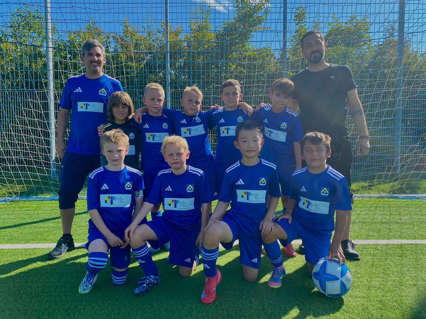 Unsere U10-1 vertritt den TSV Poing in der höchsten Spielklasse ihres Jahrgangs. Dort treten unsere Jungs, die alle aus Poing kommen, gegen Nachwuchsleistungszentren wie den TSV 1860 München und die SpVgg Unterhaching an.
Von Beginn an fördert Malermeister Ayhan Yesil dieses Team großzügig und stattet unser Team für die neue Saison mit zwei hochwertigen Adidas-Trikotsätzen aus.
Wir bedanken uns herzlich für den neuen Anstrich.🔵🟡