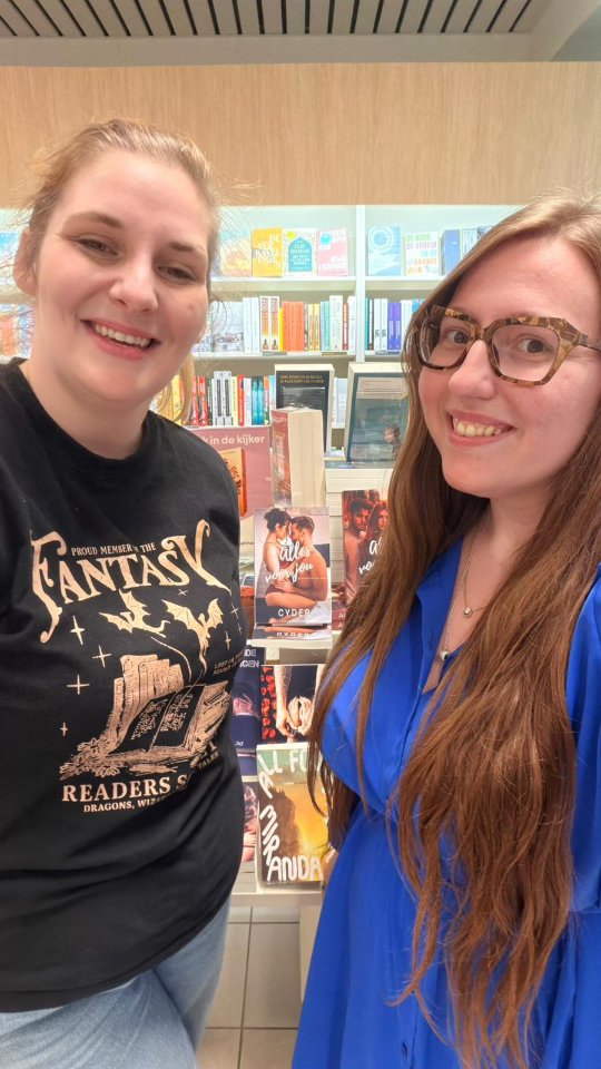 💜 SOCIALS – warme oproep bij je filmpje
Ongefilterd. Ongemakkelijk. En vooral: echt.
Wie me kent, weet dat ik niet graag in the picture sta — maar voor dit moment maakte ik een uitzondering.
Samen met mijn dochter (mijn favoriete figurant 😉) maakte ik dit spontane filmpje over mij, mijn boeken en het aankomende event bij Standaard Boekhandel Zonhoven.
📅 Zondag 26 oktober
🕟 16u30 – 18u00 → signeersessie
🕡 18u30 – ... → creatieve avond “Tussen fantasie en verlangen”
Een avond vol verhalen, verbeelding en verbinding.
Kom langs, laat je inspireren en beleef het samen met ons. 💫
#Healian #TheLostKynsera #TheMarkedSouls #TussenFantasieEnVerlangen #StandaardBoekhandelZonhoven #Auteur #Romantasy #Boekevent #IndieAuthor