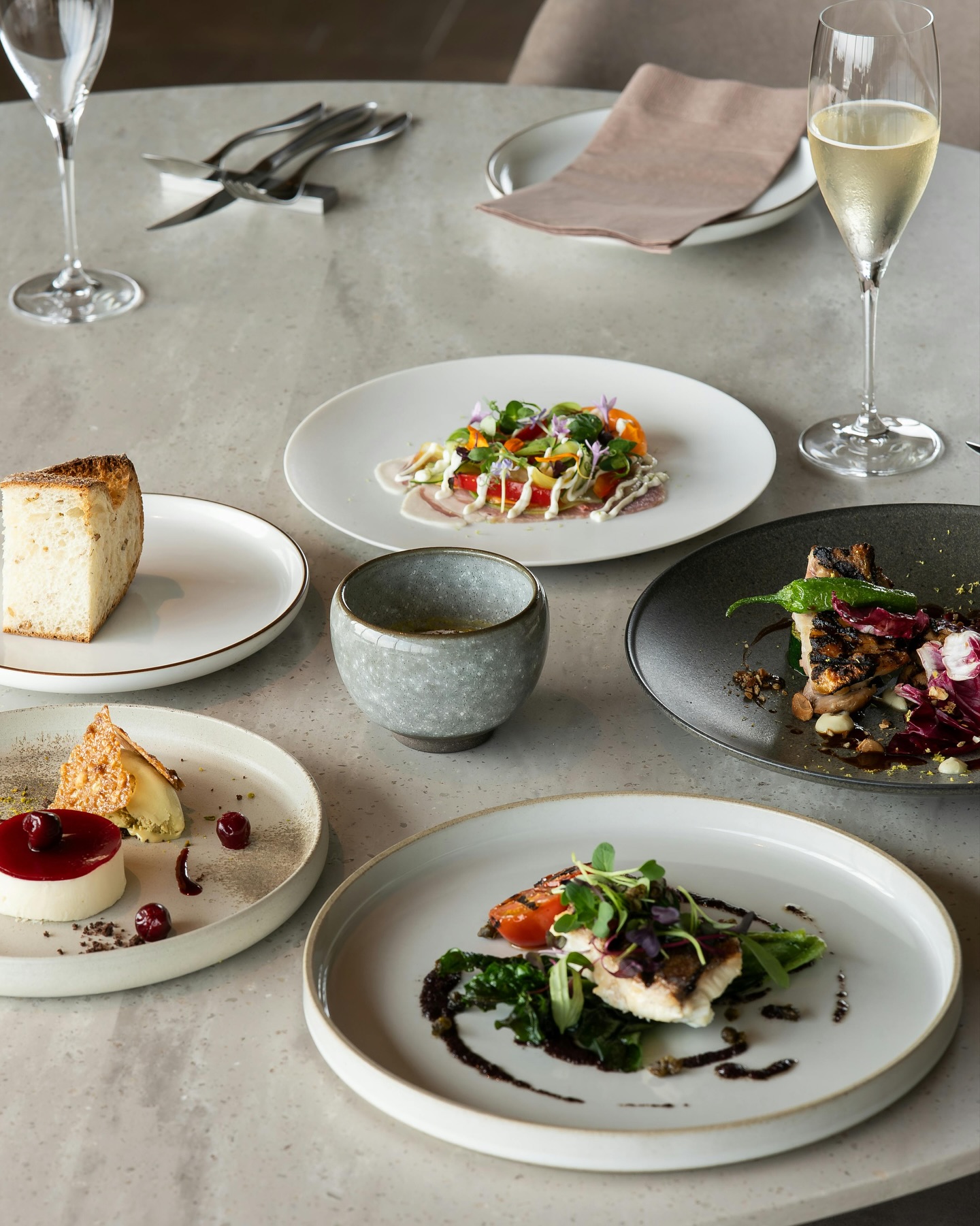 Erlebnisse schaffen. Miteinander genießen. ✨
In der #Gastro geht’s nicht nur ums Essen – es geht um Emotionen.
Darum, dass jemand lacht, weil du den Moment perfekt gemacht hast.
Um Teamwork, Kreativität und diesen kleinen Adrenalinkick, wenn alles läuft.
Bei @gastroexclusive arbeiten junge Menschen, die genau das leben:
Gutes Essen, gute Stimmung, gute Menschen – das ist unbezahlbar.
Dafür schlagen unsere Herzen. Dafür arbeiten wir jeden Tag gern.
Denn wer in der Gastro ist, weiß: Es geht nicht nur um Arbeit –
es geht ums Erleben. Und um Momente, die bleiben. 🥂💛
#GastroExclusive #ErlebnisseSchaffen #GastroLife #PeopleBusiness #FoodVibes #TeamSpirit #JobMitSinn #WorkAndEnjoy