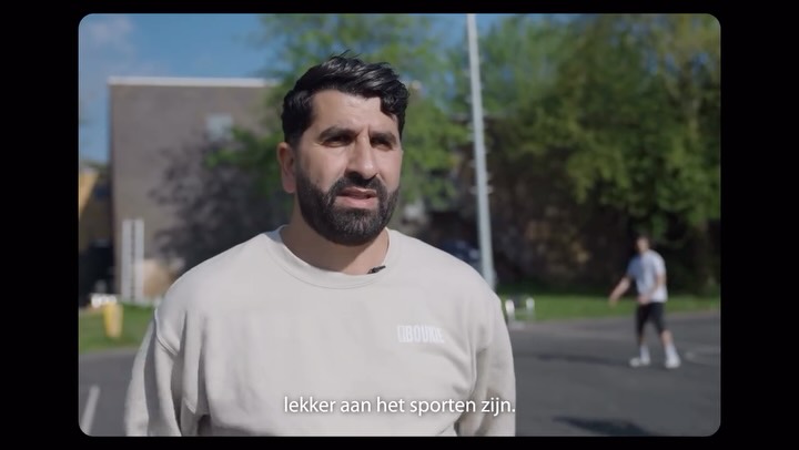 Als Stichting Boukie kregen we onlangs een heel mooi compliment: @rabobank zag ons als voorbeeldlocatie voor District Spot, een landelijk initiatief in samenwerking met @nocnsf.
We mochten daarom meewerken aan een inspirerende video die laat zien wat District Spot betekent voor jongeren en de buurt. Een deel van de opnames vond plaats bij ons, en dat maakt ons best een beetje trots 💪
👀 Kleine tip: wie goed kijkt, spot ook een panna van de inmiddels 39-jarige Boukie zelf.
👉 Lees het hele verhaal via onze blog!
#Stichtingboukie #Districtspot #rabobank #nocnsf #sporten #buurthuis #verbinding