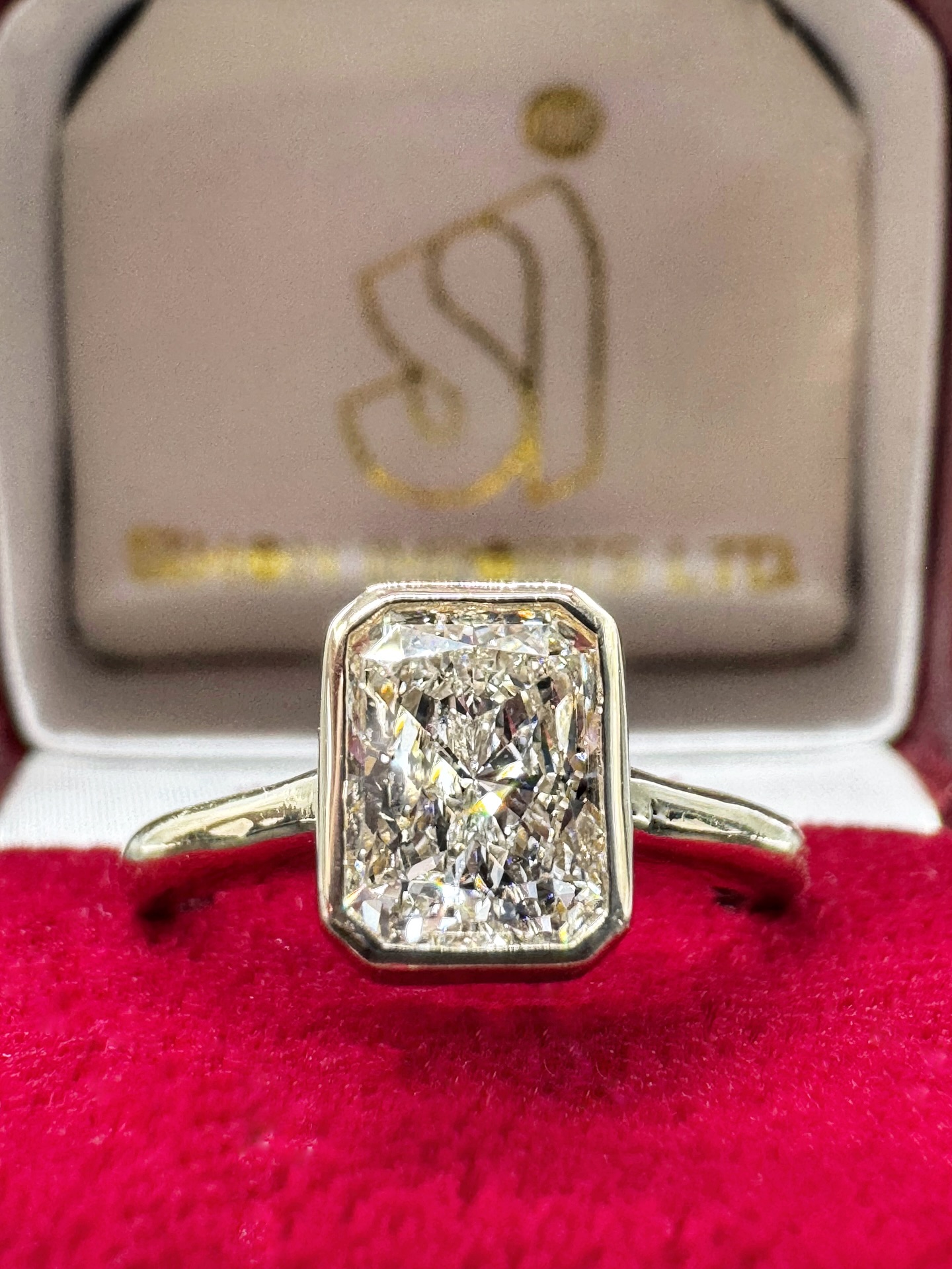 2.37ct radiant cut diamond in profile bezel on a 2mm Tiffany style band😍💛
💛💎Friday Rocks💎💛
#simonimports #RadiantCutDiamond #BezelSetting #TiffanyStyleRing #diamondring #FridayRocks #RadiantCut #EngagementRingInspo #diamondlove #2CaratDiamond #FineJewelry #sparklefriday #luxuryrings