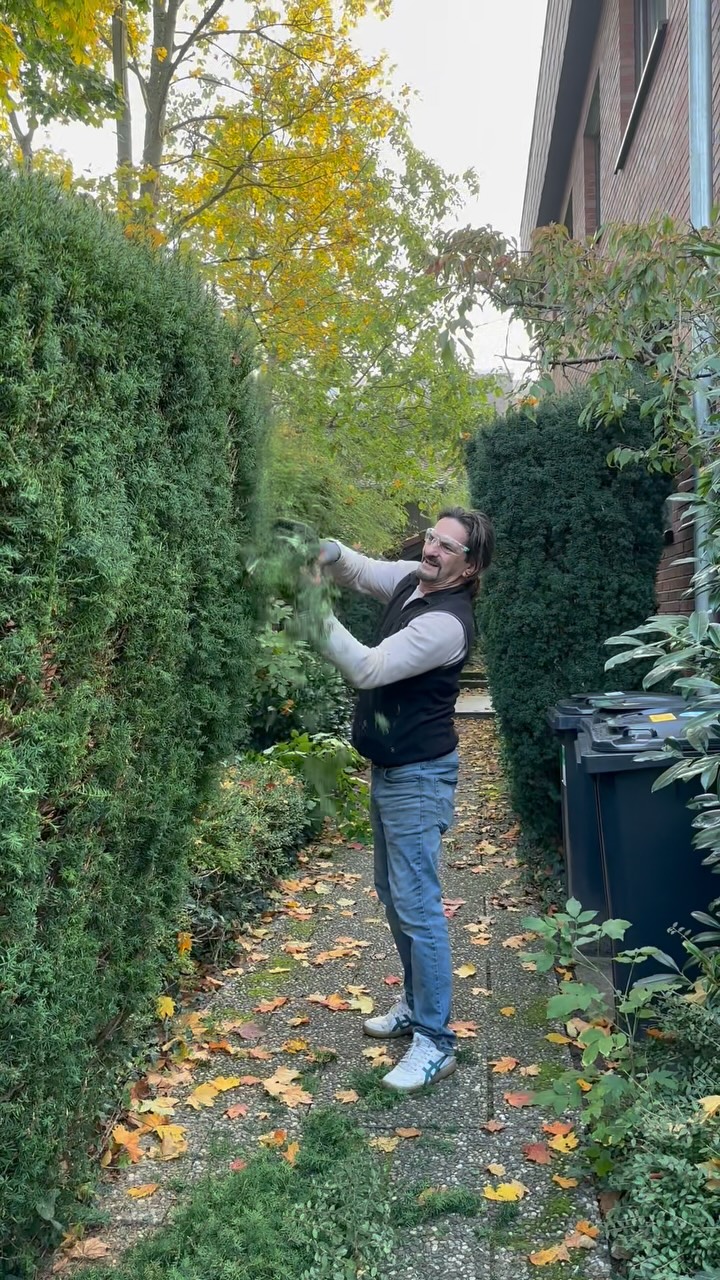 Herbstzeit = Schnittzeit 🍂✂️
Die Vogelschutzzeit ist vorbei – jetzt machen wir unseren Form- und Rückschnitt, damit wir im März wieder normal mit der Gartenpflege starten können. #keepitclean #immobilien #hausmeisterservice #gartenarbeit #handwerk