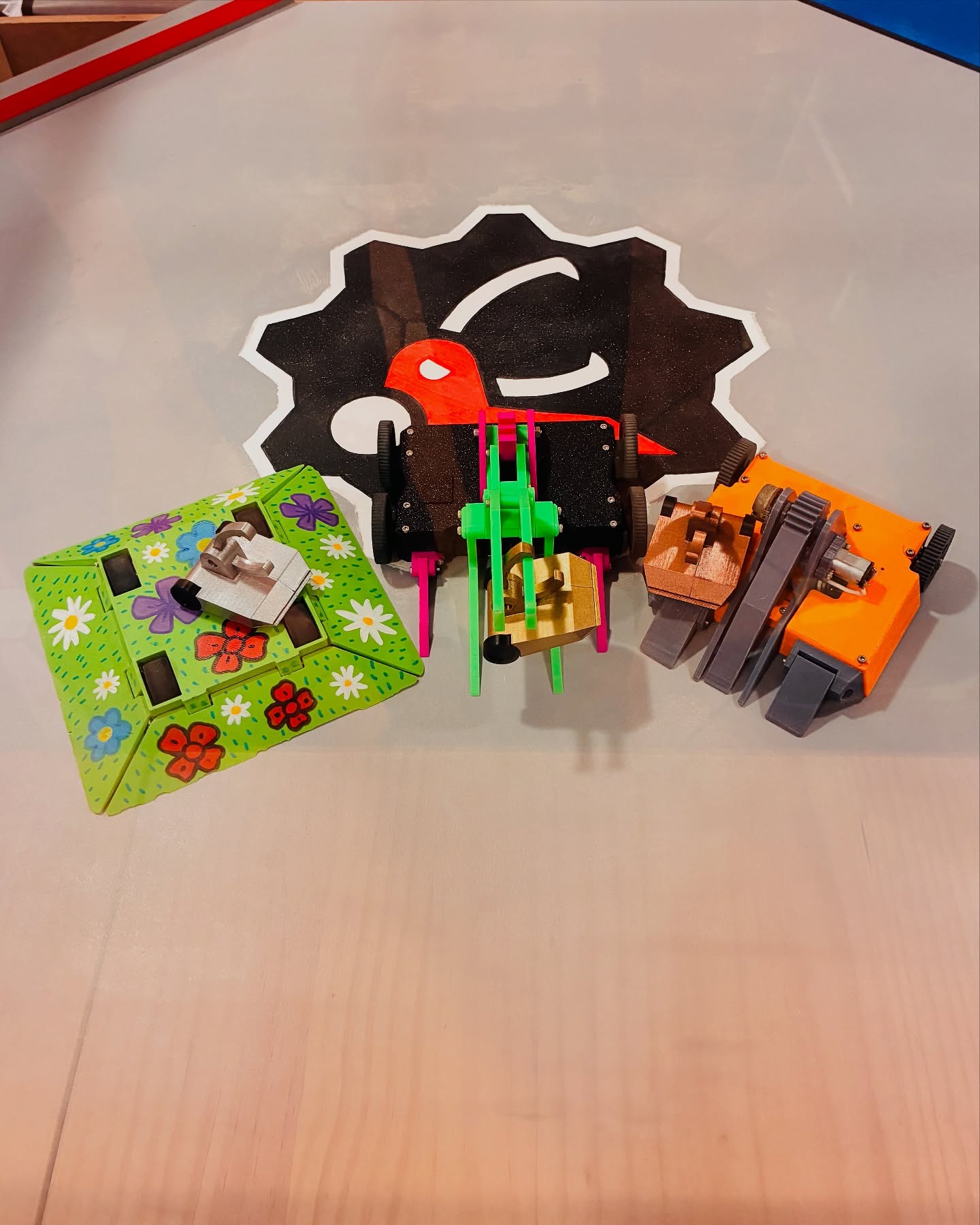 Domenica abbiamo aperto le danze con il primo TORNEO TATTICO dell’Associazione!
12 soci si sono affrontati con i propri robot o usando quelli a noleggio, mettendo alla prova le loro capacità (e quelle dell’arena, al giro d’inaugurazione e con migliorie all’orizzonte). Grazie ancora all’ @odinludopub per averci ospitato.
Ecco a voi i robot e i piloti vincitori: WITCHCLAW di @4ndr3a.p , PRATO FIORITO guidato da @eleonora_bernini_ e ARANCINU, il veterano guidato da mamma @loforeserosanna e portato alle eliminatorie da Angelo!
A breve un post dedicato ai bellissimi nuovi premi e preparatevi per la data di Novembre!
#combatrobot #antweight #battlebots #robotwars #asd #italy