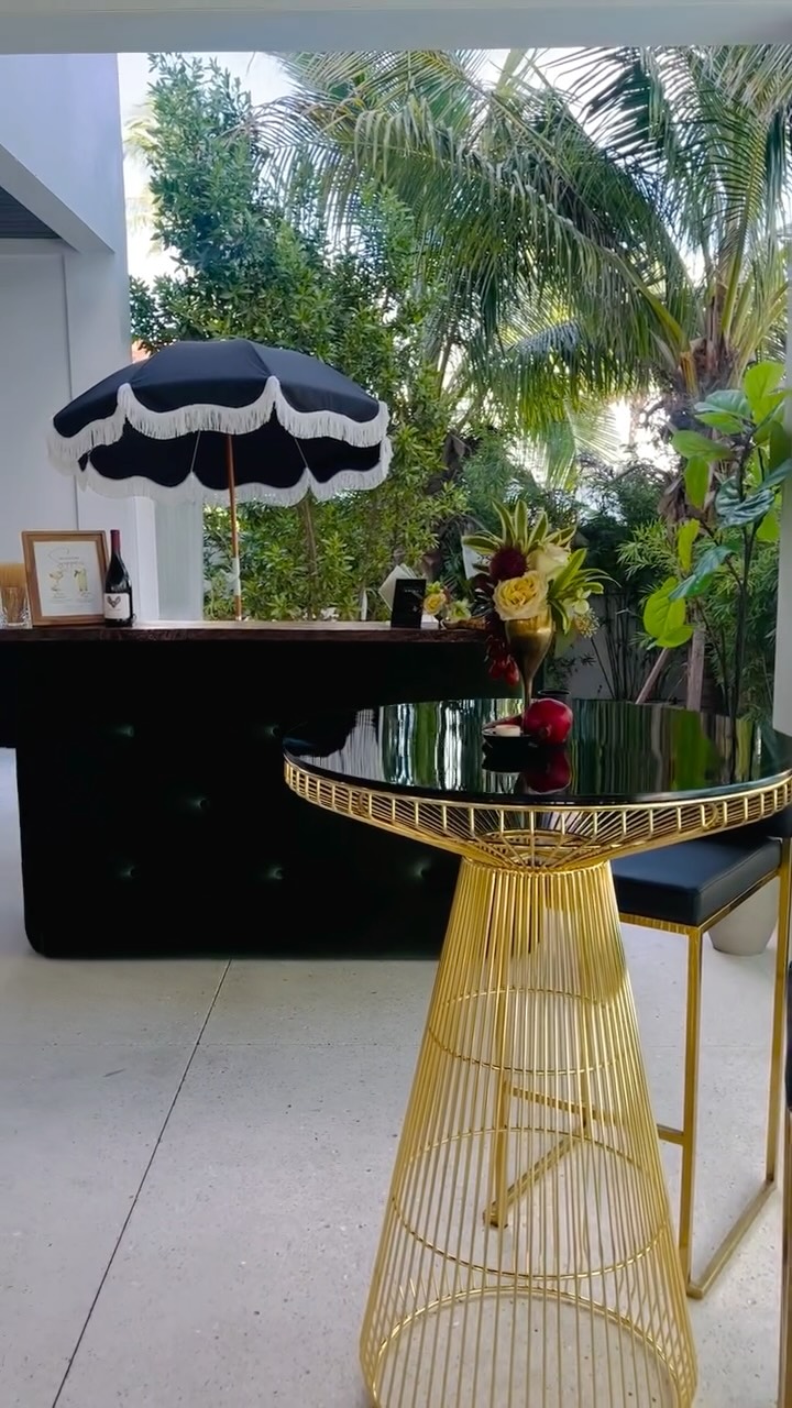 Last weekends beautiful wedding on Siesta Key! 🌴
Venue: @laspalmassiestakey
Planner: @coramarie_events
Caterer: @puffnstuffcatering
Florist: @styledinblooms
Rentals: @stellaroseevents
Bar: @the.wandering.whale