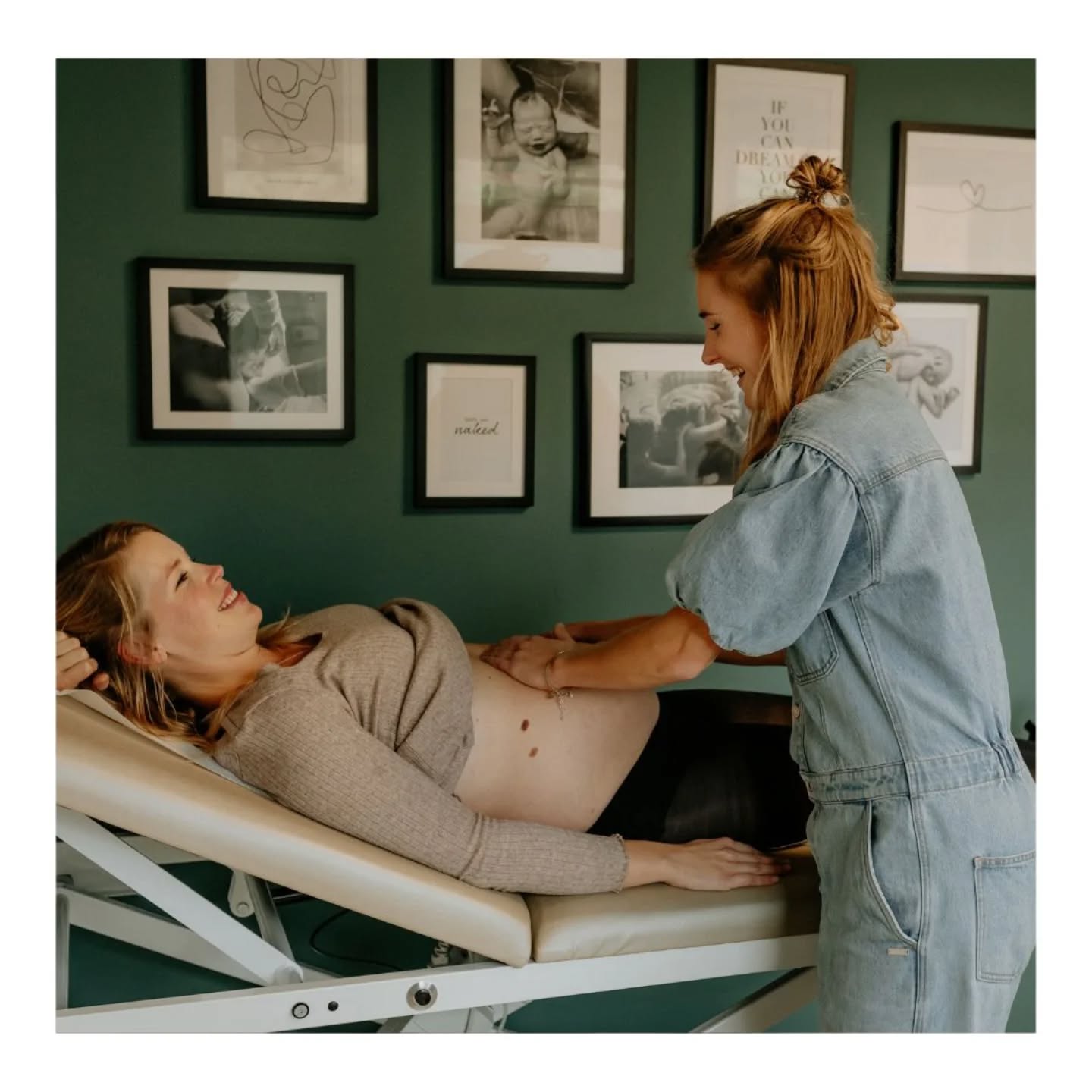 🖤 BEWEGINGSPATROON 🖤
De schopjes en draaiingen van de kleine in je buik blijven bijzonder en gezellig, tenzij je van binnen ondertussen bont en blauw bent natuurlijk… 😉 Daarnaast is het ook geruststellend, omdat de bewegingen een teken zijn dat het goed gaat met de kleine. Een baby kan dan ook nooit té veel bewegen! 💪🏼
De meeste vrouwen voelen de eerste bewegingen tussen de 18 en 24 weken zwangerschap. In het begin voelt het vaak als kleine plopjes of bubbeltjes 🥰 Uiteindelijk worden de bewegingen steeds sterker en kan je er niet meer omheen 🤭
Rond 28 weken zwangerschap heeft jouw baby vaak een vrij regelmatig bewegingspatroon. Er is geen juiste hoeveelheid per dag, dat is per baby verschillend 👶🏻 Wat vooral belangrijk is, is dat je de baby leert kennen en probeert een patroon in de bewegingen te herkennen ❤️
Vóór de 28 weken is alles wat je qua bewegingen voelt normaal, ook al is dat een hele dag niks. Ná 28 weken zwangerschap is het belangrijk dat je de kleine elke dag voelt bewegen volgens het patroon dat je gewend bent. Dit patroon verandert meestal niet, het is wel normaal dat de bewegingen minder krachtig worden naarmate de kleine minder ruimte in de buik krijgt🤰🏻 Wat belangrijk is, is dat de frequentie van bewegingen hetzelfde blijft gedurende de hele zwangerschap.
Stel dat je de baby ná 28 weken zwangerschap minder vaak voelt dan je gewend bent, ga dan rustig op je linkerzij liggen en probeer de kleine wakker te maken door met je handen in je buik te duwen. Eet of drink ook iets zoets, gezien de kleine ook op suiker kan reageren. Voel je in twee uur tijd minder bewegingen dan je gewend bent, bel ons dan op voor een extra controle! 🙏🏼
Luister hierin vooral naar jouw gevoel, het moedergevoel is tijdens de zwangerschap al sterker dan je denkt 🥰
Liefs,
Team ZOË