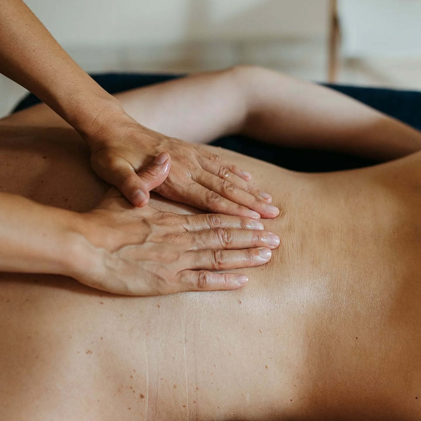 Soin complet "Relaxation et éclat"
Offrez-vous un moment de pure douceur.
Un soin complet de 60 ou 90 minutes pensé pour détendre le corps et illuminer le visage :
- Un massage relaxant pour relâcher les tensions,
- L'application d'un masque hydratant pour nourrir la peau en profondeur,
- Et un massage du visage pour vous redonner éclat et vitalité.
Un rituel bien-être global, où chaque geste vous invite à la détente et à la reconnexion à soi.
📍Au creux des sens www.aucreuxdesens.fr
🗓️ Sur rendez-vous https://au-creux-des-sens.reservio.com
✨ Offrez-vous un moment suspendu
📷 @clairegalisson
https://www.aucreuxdessens.fr/soinscomplets
#aucreuxdessens #massage #detente #saintpaultroischateaux #massageduvisage #massagebienetre