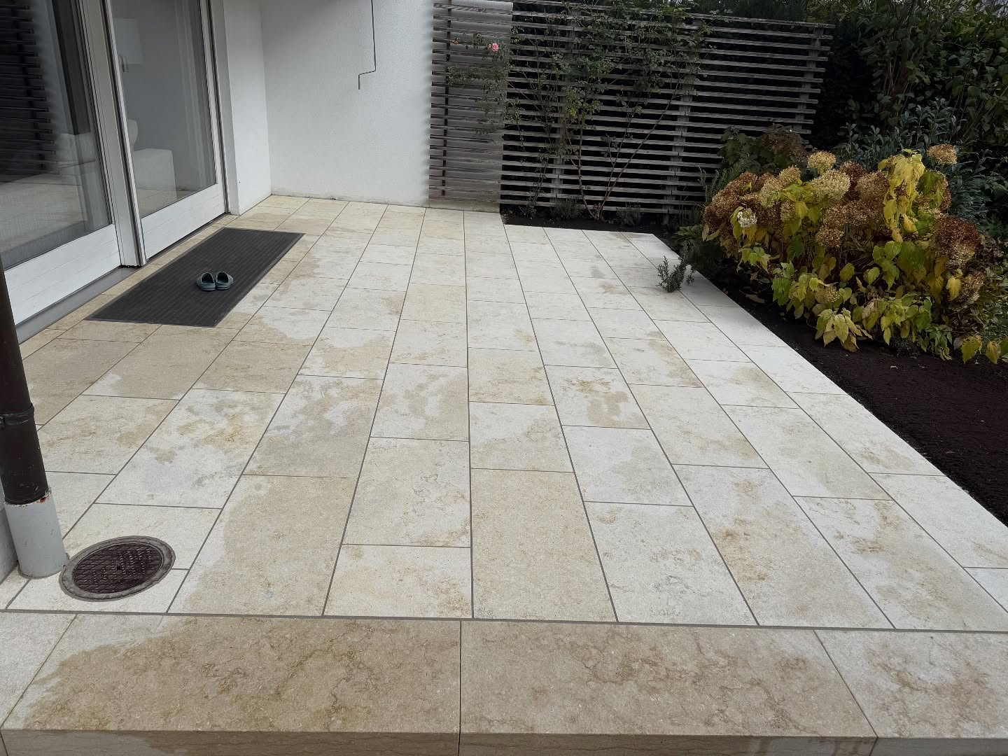 Seit langem konnten wir wieder einen Naturstein verlegen.
Hier handelt es sich um einen Kalkstein.
Auch die Blockstufen wurden neu gesetzt.
Verlegt wurden die neuen Platten auf Monokornmörtel.
Die Kunden sind super zufrieden und wir konnten auch wieder eine Baustelle abhaken.
#terrasse #naturstein #kalkstein #galabau