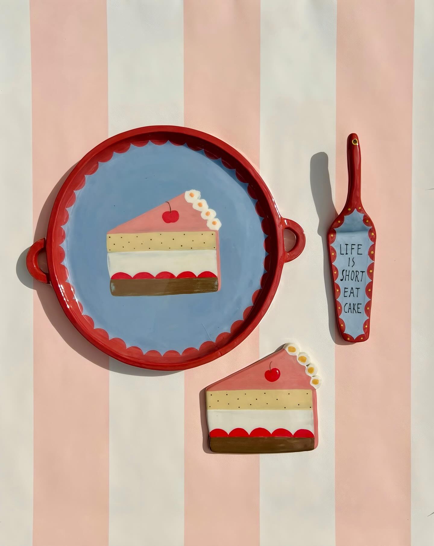 Guten Morgen an alle Schleckermäulchen!
Ich sag' euch eins: das Leben ist zu kurz, um keinen Kuchen zu essen! Also: Bon Appétit! 🍰
Samstag um 10 Uhr! 🛒
#shopupdatesoon #buntekeramik #keramikkunst #ceramicart #potteryadict #potterylove #buntbuntbunt #mycolourfulhome