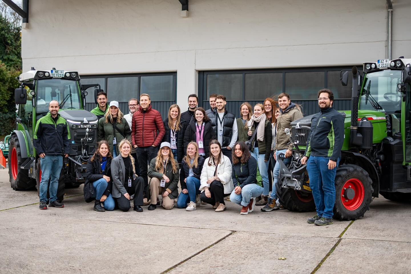 Start unserer Agri Press & Creator Weinbautour im wunderschönen Rheinhessen! 🍇
Gemeinsam mit @weingutvolkerschaefer und @juliane.eller haben wir spannende Einblicke in die Zukunft des Weinbaus gewonnen .
Von moderner Technik und Smart-Farming @rwz.rhein.main.ag @fendt.deutschland bis hin zu innovativem Etikettendesign @kraemer_druck .
Zum Abschluss inspirierte uns eine starke Keynote über Unternehmensnachfolge mit klaren Visionen.
Wir freuen uns auf Tag 2!😊