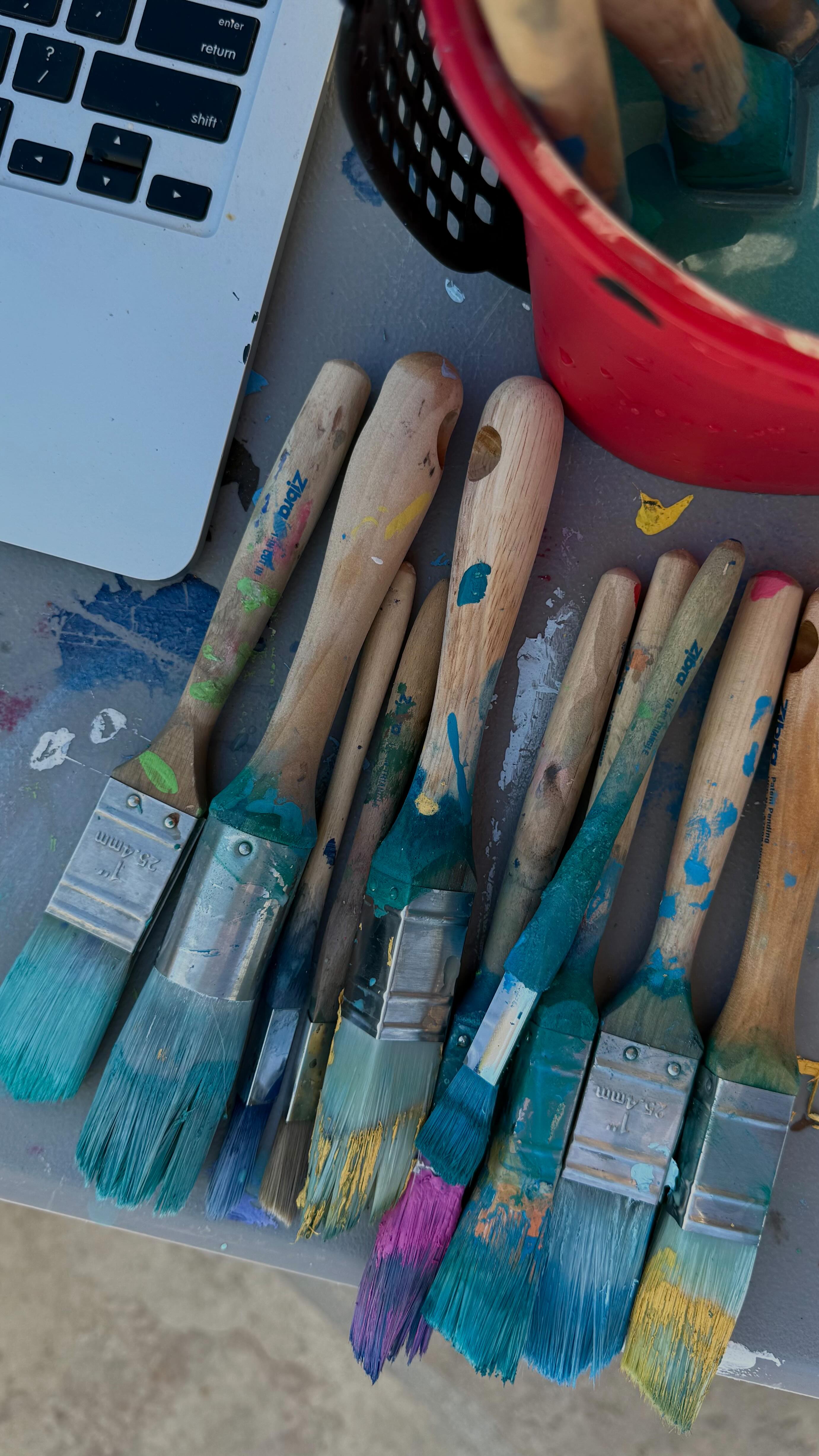Just a little color therapy 💖🕊️
Another wall kissed by the desert sun and a Luna touch 🌞🎨
#HummingbirdVibes #ItsLunaVisuals #supportlocalartists #artinthedesert #muralartist #creativecommunity