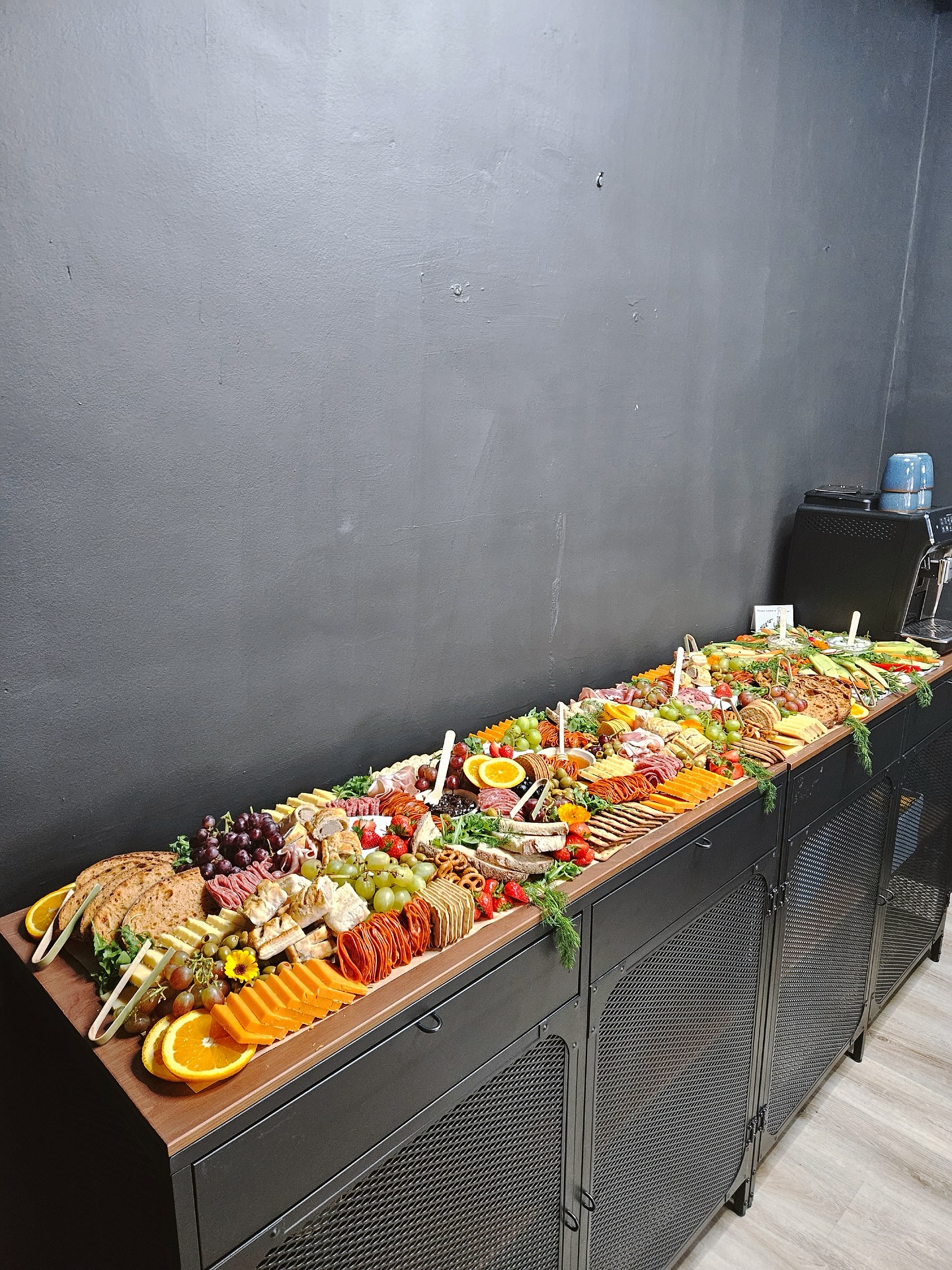 Flat Grazing Table + Crudités Platter 📸
📍 @thearmourycoachingstudio