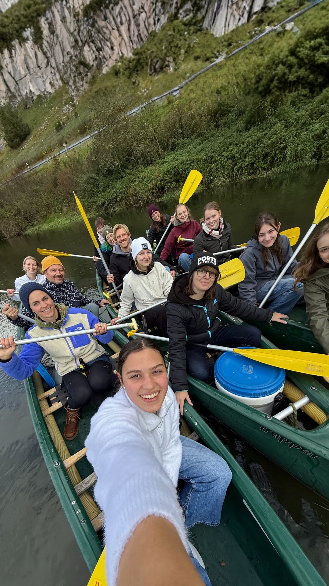 Recap Wandertag im Altmühltal! 😍
Letztes Wochenende ging’s für uns raus aus dem Büro und ab aufs Wasser – Kanu fahren auf der Altmühl! 🛶🌞
Drei Boote, Sonne im Gesicht und gute Laune an Bord – besser hätte der Tag kaum sein können!🙌
Und das Beste: Keiner ist ins Wasser gefallen. 💪
Nach ein paar Stunden Paddeln haben wir den Tag gemütlich beim Gasthof Hollerstein ausklingen lassen – davon gibt’s zwar keine Bilder mehr, aber dafür umso bessere Erinnerungen. ✨
#TeamHuckleberryking #Kanutour #Altmühl #TeamDay #huckleberryking #donauwoerth