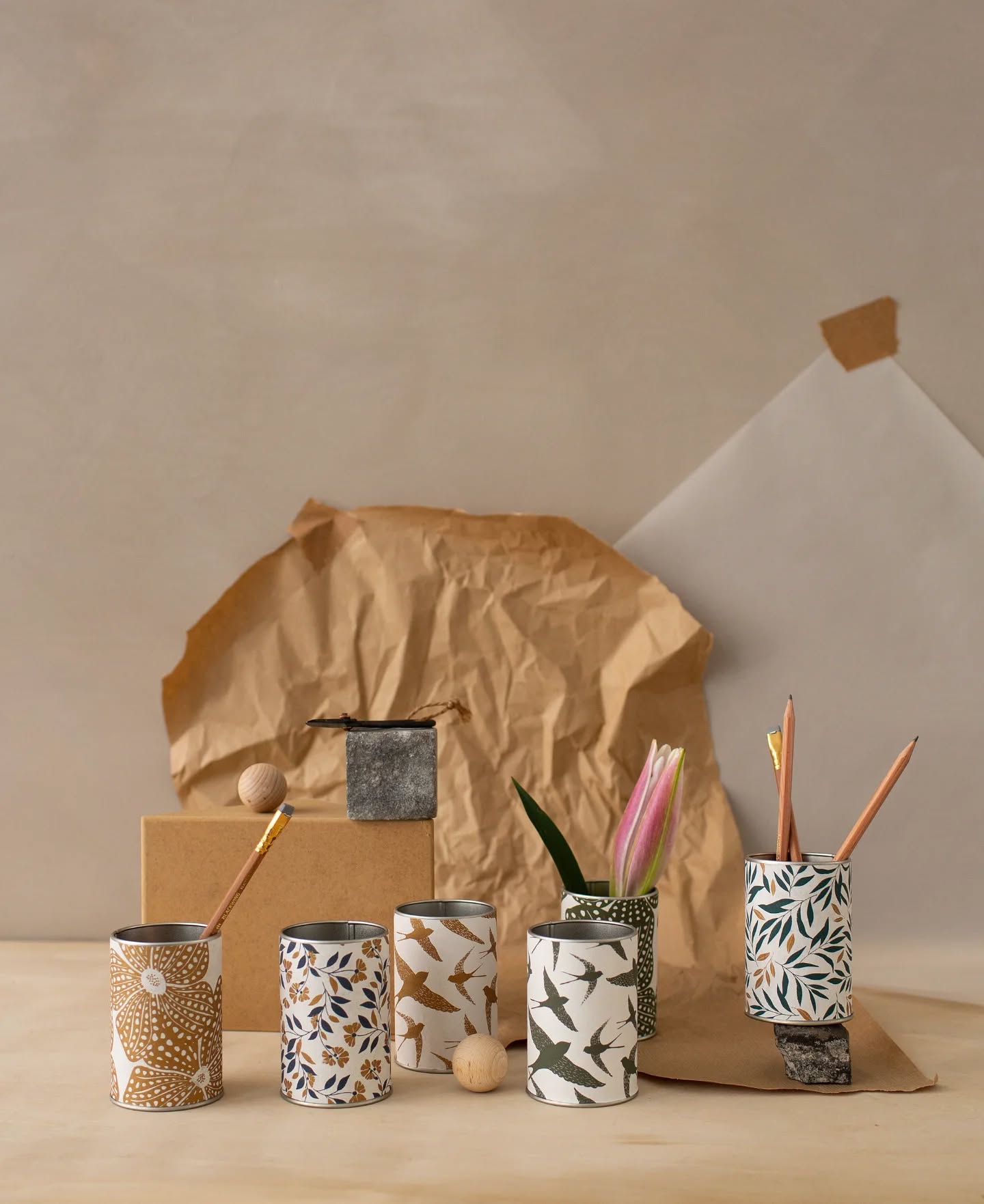 C'est les vacances mais pas pour nos pots à crayons ! Un nouveau motif et de nouvelles couleurs sont arrivées. Nos motifs sont sérigraphiés sur du papier washi avant d'être collés sur nos pots, et tout ça à l'atelier 🥰
.
.
.
#pousssieredesrues #serigraphie #screenprinting #papererie #artisan