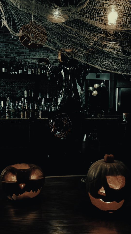 Halloween Party 31.10 Ab 19 Uhr wir haben nur begrenzt Sitzplätze vorhanden wir bitten für Sitzplatzreservierung direkt uns kontaktieren.
@sevenbar.siegen @deroseraw @eventdreams_kreuztal.de #siegen #netphen #sevenbarsiegen #sevenbar #siegencity #siegenwittgenstein #kreuztal #siegenstadt #party #bar #halloween #halloweenparty🎃 #eventlocation