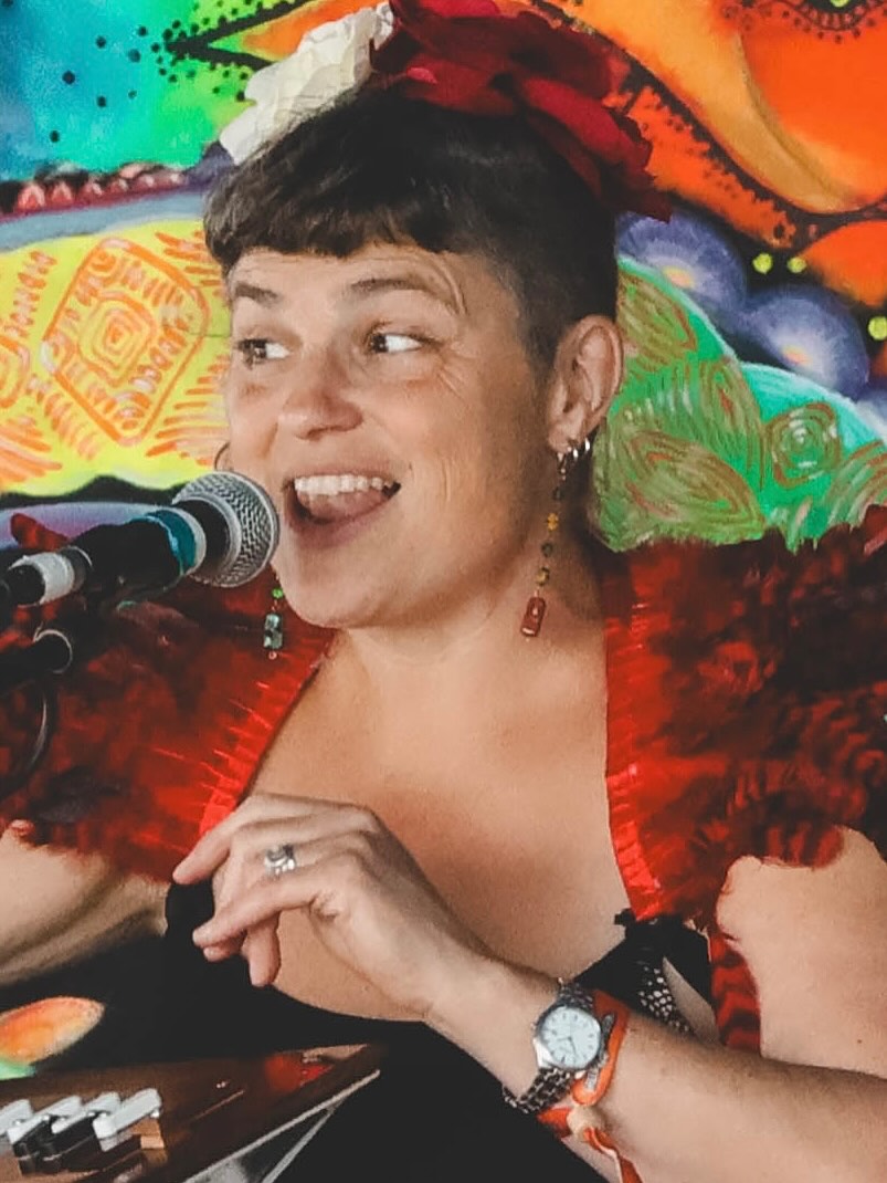 🌺 Sharing some summer warmth for you all at this time of changing seasons. I’ve just had such a heartwarming time re-watching these videos from my gig at the Green Gathering this Summer. 🌳❤️
🪷 Thank you so much to the amazing @jennybliss_queenspacebaroque @dayganrobinson and @algy_behrens_music for accompanying me and bringing my music to life.
🪷 And thank you so much to all of you who came and sang your hearts out and laughed and cried with me! It really is one of my favourite things in the whole world - to share with you all in this way. ❤️
🌺 There’s a carousel of songs here and I’m ready to go into the studio and restart recording them. Let me know which one you like best and would like to hear recorded first!
🌺🍁 Looking forward to sharing more hearty moments like these with you all some time soon!
📷 thanks to @jyaraine.creative @ludophono and danlove for the pics and vids 🥰
And to @ludophono and @rico_aalst for the backing vocals!!! ❤️
#summervibes #changingseasons #festivalsuk #greengathering2025 #livemusic #gratitude #samhain #summertime #musicfestivals #musicfestivalseason