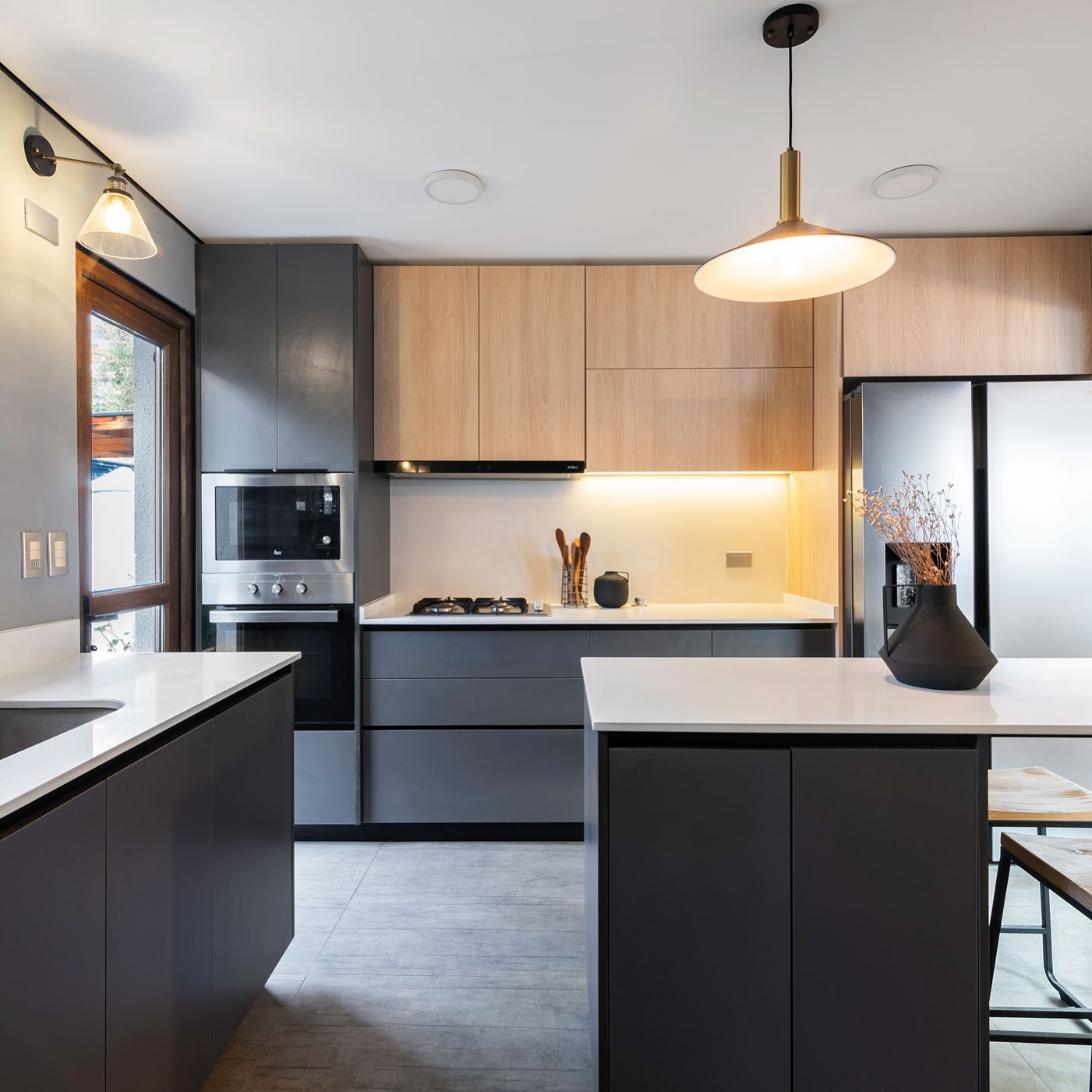 Una familia que apostó por darle nueva vida a una casa con más de 50 años 🏡!!
La remodelamos completa, y así quedó esta cocina , moderna, luminosa y con un estándar de primera.
Proyecto en Las Condes.
Plusvalía asegurada.
@lopeteguiarellano.arquitectos #remodelacion #cocina #diseño @kitchen_center @behrchile @