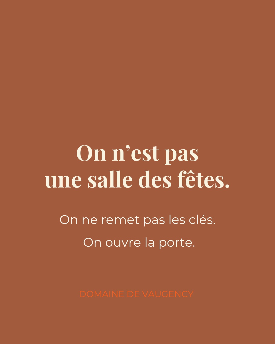 Nous, à Vaugency,
on n’a jamais voulu “louer un lieu”.
On ouvre une porte.
On prépare, on veille, on ajuste,
comme si chaque mariage était un morceau de notre vie qu’on partage.
Ce qu’on reçoit ici,
ce ne sont pas des gens.
Ce sont des histoires.
Des émotions, des visages, des rires
qui laissent leur empreinte sur les murs et dans nos cœurs.
Et à chaque passage,
le lieu change un peu.
Nous aussi.
.
.
.
.
.
.
#domainedevaugency #slowwedding #mariageauthentique #lieudereception #mariagechicetnature #weddinginfrance #mariageenchampagne #mariageennature #mariageecoresponsable #mariagechampetre #mariagepoetique #weddingvenuefrance #weddingstory #refugenaturel #histoiredamour #mariagedecaractere #vaugency #champagne